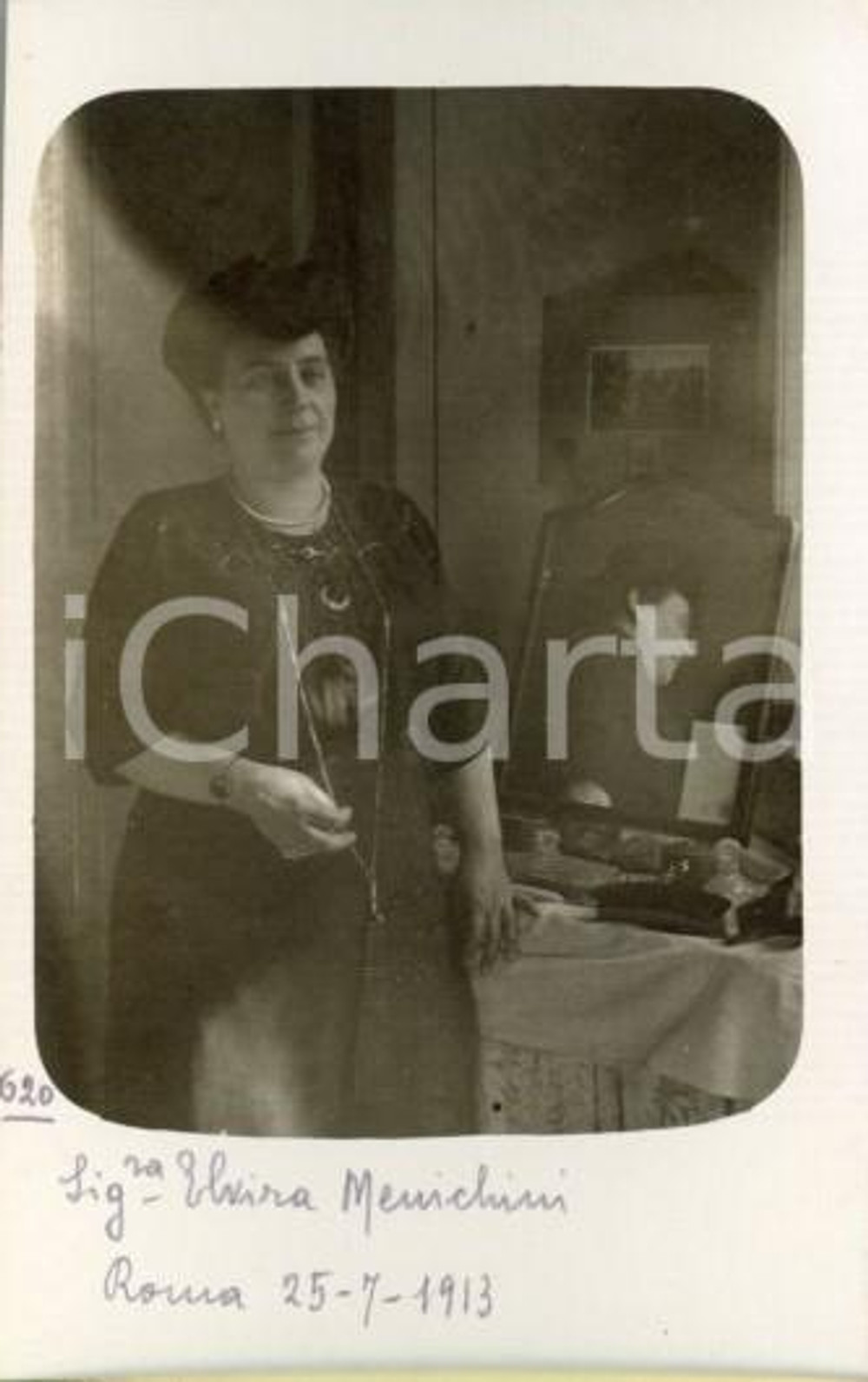 1913 ROMA Ritratto Elvira MENICHINI in salotto *Foto artistica Luigi GREA Fotografia originale d'epoca, in formato cartolina postale.Si tratta di uno scatto realizzato da un fotografo amatoriale, Luigi "Gigi" Grea, funzionario delle ferrovie. FAIR/discreto ritocchi manuali Formato: 9x14 cm originale e autentica 1