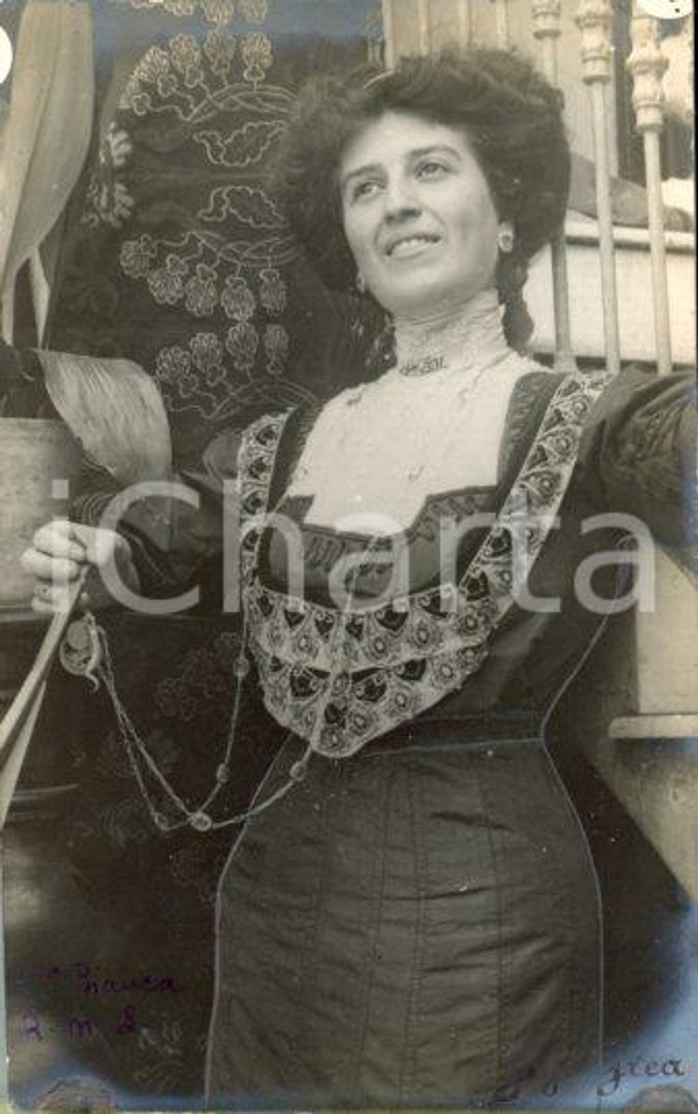 1913 ROMA Bianca LANZARA in ROSSI MARCELLI - Ritratto *Foto Luigi GREA (1) Fotografia originale d'epoca, in formato cartolina postale.Si tratta di uno scatto realizzato da un fotografo amatoriale, Luigi "Gigi" Grea, funzionario delle ferrovie.Didascalia al recto (sbiadita) e al verso. FAIR/discreto inchiostro sbiadito Formato: 9x14 cm originale e autentica 1