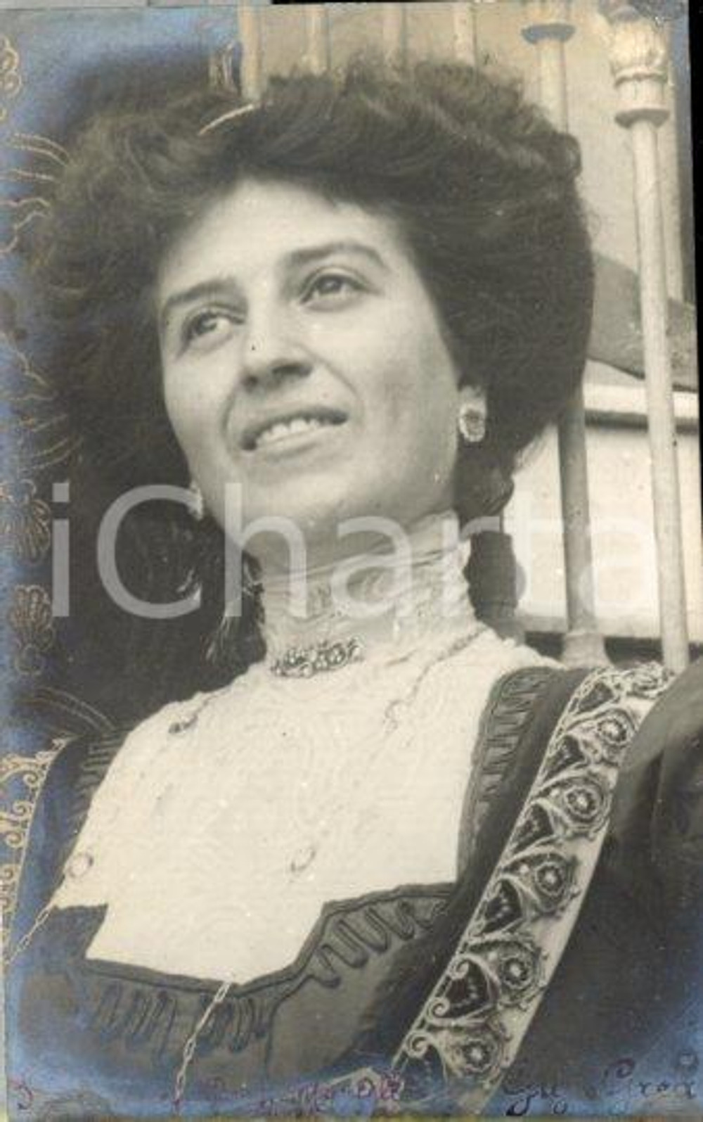 1913 ROMA Bianca LANZARA in ROSSI MARCELLI - Ritratto *Foto Luigi GREA (2) Fotografia originale d'epoca, in formato cartolina postale.Si tratta di uno scatto realizzato da un fotografo amatoriale, Luigi "Gigi" Grea, funzionario delle ferrovie.Didascalia al recto (sbiadita) e al verso. FAIR/discreto inchiostro sbiadito Formato: 9x14 cm originale e autentica 1