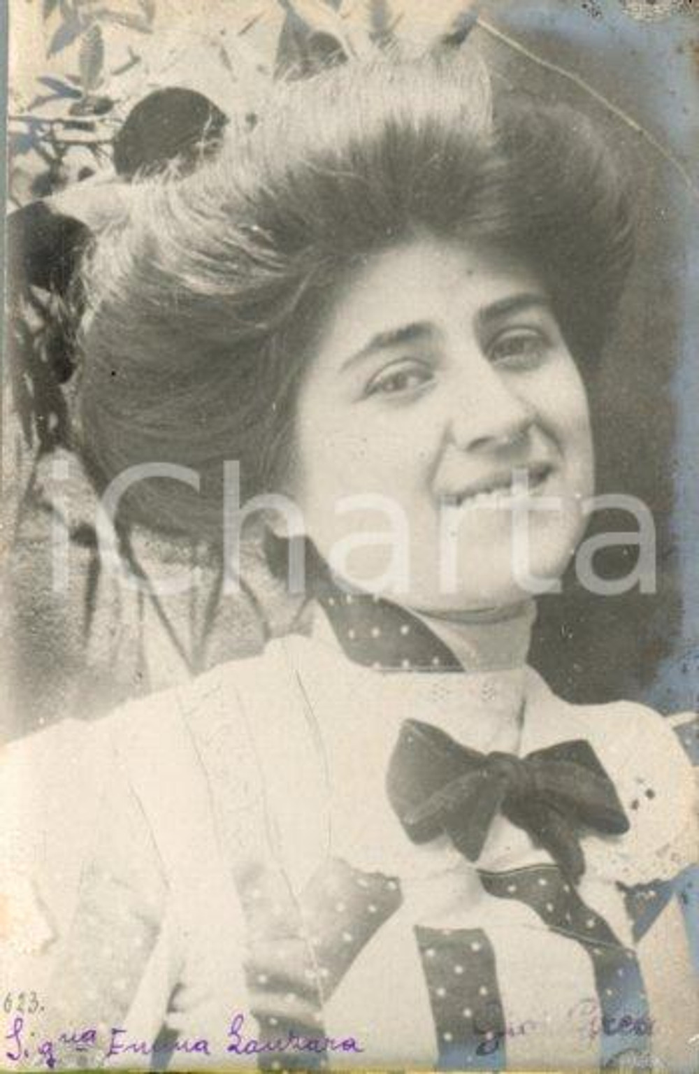 1913 ROMA Emma LANZARA in abito a pois - Ritratto *Foto Luigi GREA (1) Fotografia originale d'epoca, in formato cartolina postale.Si tratta di uno scatto realizzato da un fotografo amatoriale, Luigi "Gigi" Grea, funzionario delle ferrovie.Didascalia al recto. FAIR/discreto difetti di stampa e danni marginali Formato: 9x14 cm originale e autentica 1