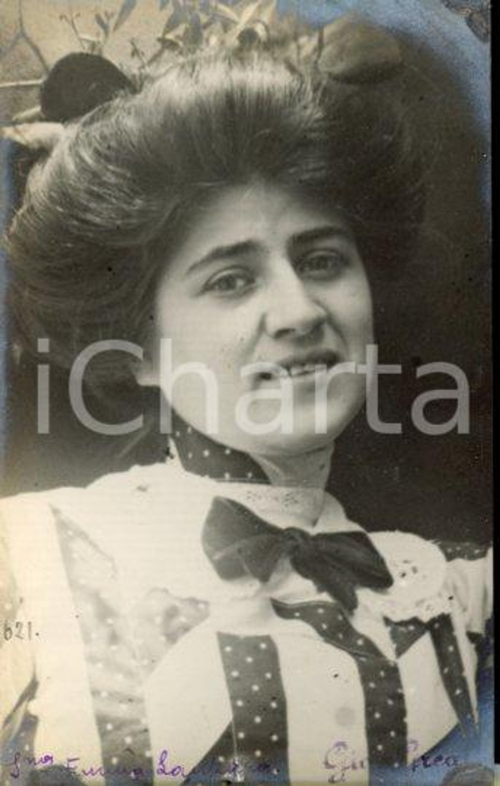 1913 ROMA Emma LANZARA in abito a pois - Ritratto *Foto Luigi GREA (2) Fotografia originale d'epoca, in formato cartolina postale.Si tratta di uno scatto realizzato da un fotografo amatoriale, Luigi "Gigi" Grea, funzionario delle ferrovie.Didascalia al recto. FAIR/discreto difetti di stampa e danni marginali Formato: 9x14 cm originale e autentica 1