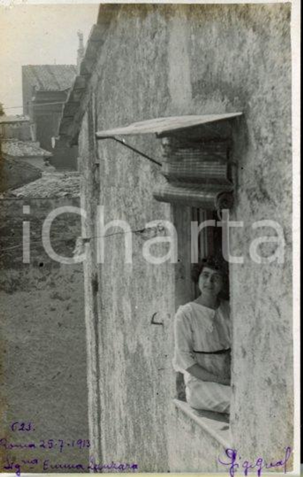 1913 ROMA Emma LANZARA - Ritratto alla finestra *Foto artistica Luigi GREA Fotografia originale d'epoca, in formato cartolina postale.Si tratta di uno scatto realizzato da un fotografo amatoriale, Luigi "Gigi" Grea, funzionario delle ferrovie.Didascalia al recto, autografa del fotografo. FAIR/discreto aloni marginali e piccole macchie Formato: 9x14 cm originale e autentica 1