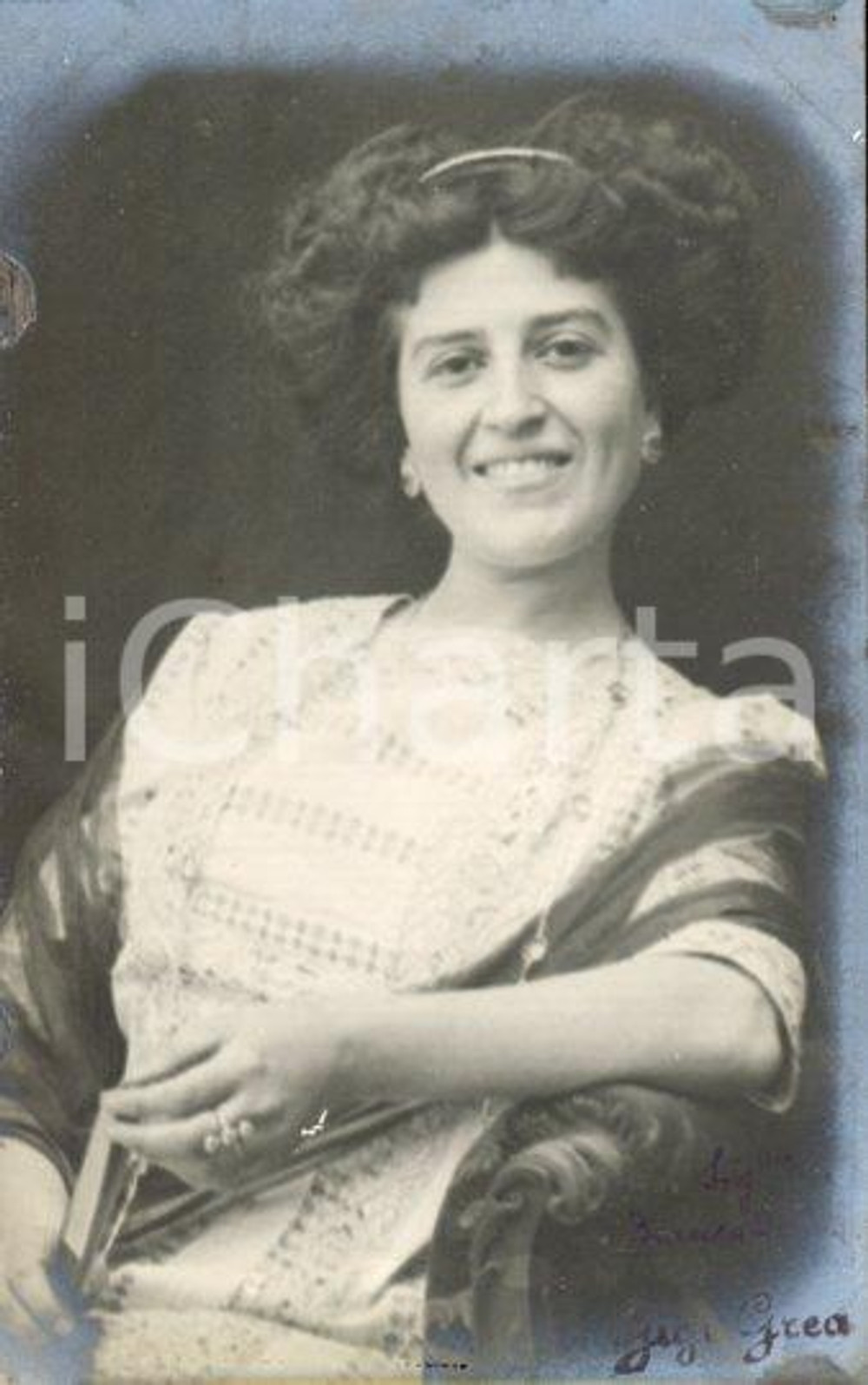 1913 ROMA Bianca LANZARA in ROSSI MARCELLI - Ritratto *Foto Luigi GREA (3) Fotografia originale d'epoca, in formato cartolina postale.Si tratta di uno scatto realizzato da un fotografo amatoriale, Luigi "Gigi" Grea, funzionario delle ferrovie.Didascalia al recto (sbiadita) e al verso. FAIR/discreto inchiostro sbiadito; aloni e difetti marginali Formato: 9x14 cm originale e autentica 1
