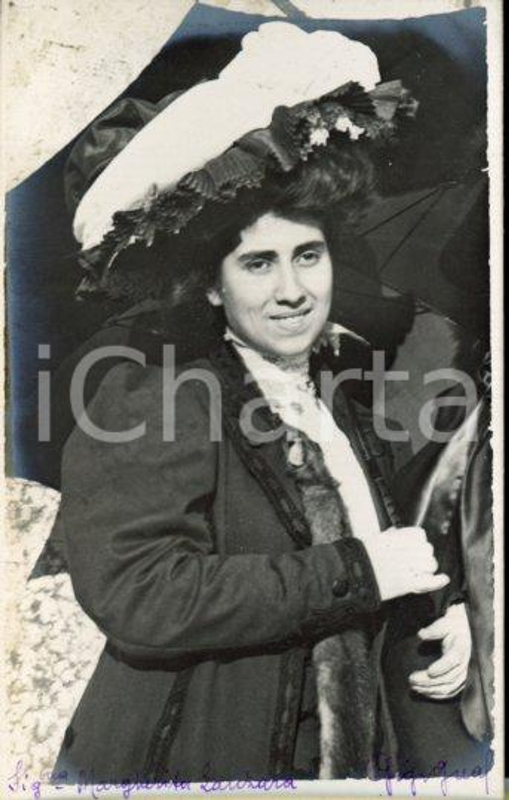 1913 ROMA Margherita LANZARA - Ritratto con cappello *Foto Luigi GREA Fotografia originale d'epoca, in formato cartolina postale.Si tratta di uno scatto realizzato da un fotografo amatoriale, Luigi "Gigi" Grea, funzionario delle ferrovie.Didascalia al recto, autografa del fotografo. GOOD/buono  Formato: 9x14 cm originale e autentica 1