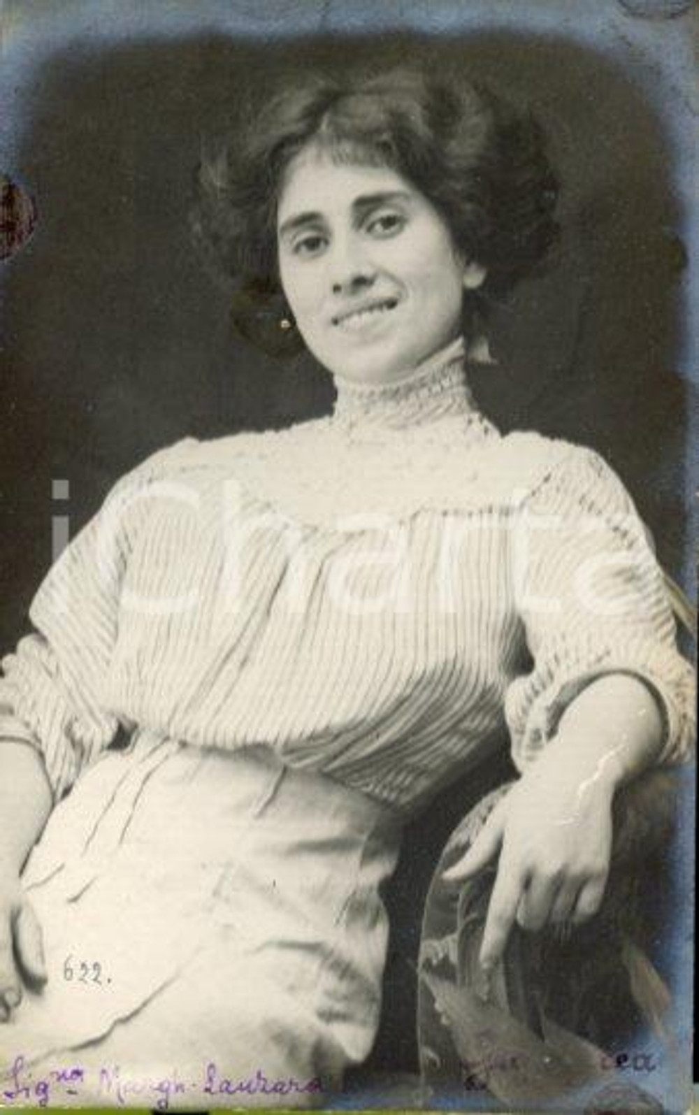 1913 ROMA Margherita LANZARA in MARAVIGLIA in abito bianco *Foto Luigi GREA Fotografia originale d'epoca, in formato cartolina postale.Si tratta di uno scatto realizzato da un fotografo amatoriale, Luigi "Gigi" Grea, funzionario delle ferrovie.Didascalia al recto, autografa del fotografo, e al verso. FAIR/discreto ritocchi manuali marginali con lievi difetti Formato: 9x14 cm originale e autentica 1