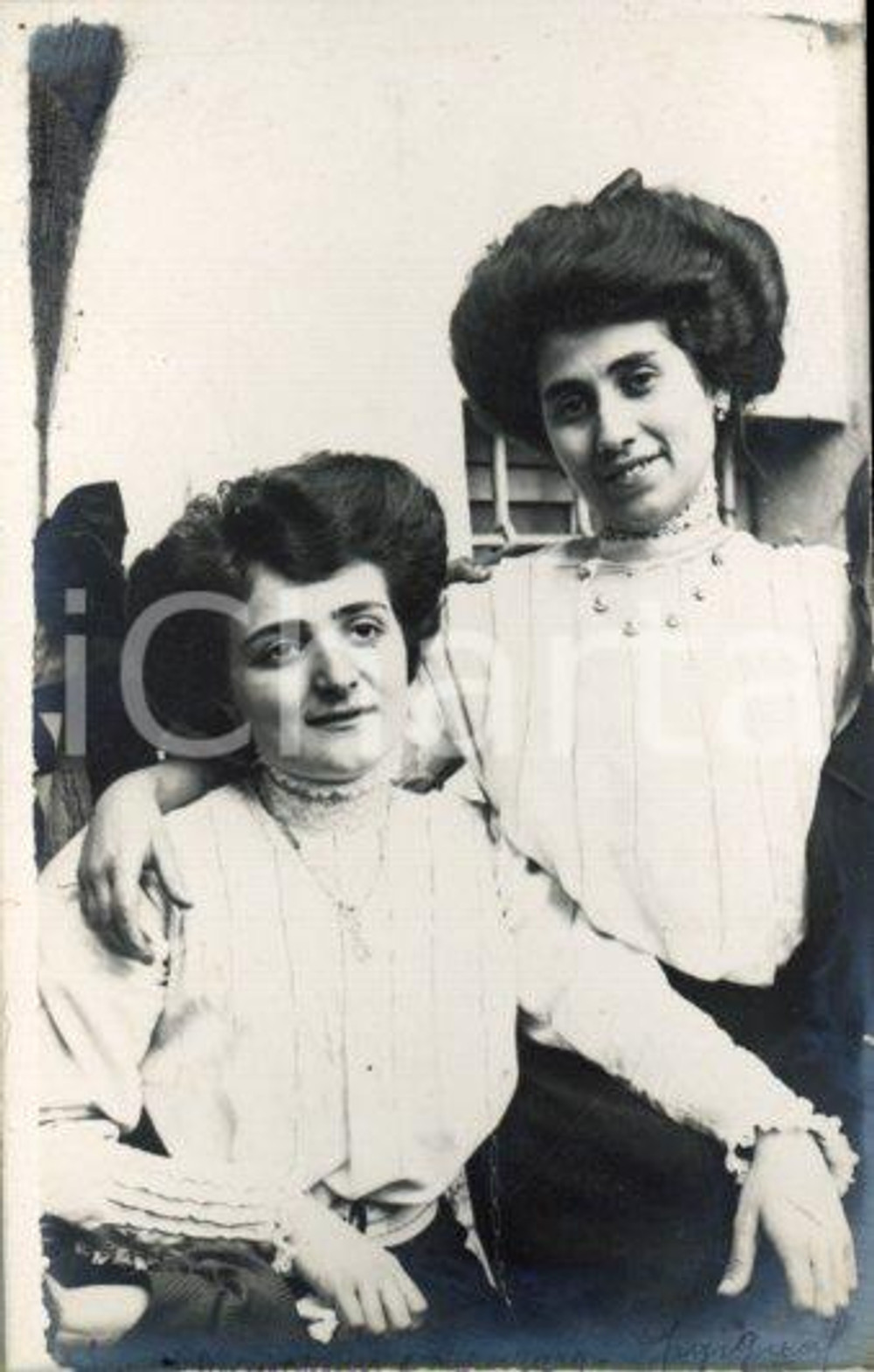1913 ROMA Elena MENICHINI e Margherita LANZARA - Ritratto *Foto Luigi GREA Fotografia originale d'epoca, in formato cartolina postale.Si tratta di uno scatto realizzato da un fotografo amatoriale, Luigi "Gigi" Grea, funzionario delle ferrovie.Didascalia al recto, autografa del fotografo. GOOD/buono ma ritocchi manuali Formato: 9x14 cm originale e autentica 1