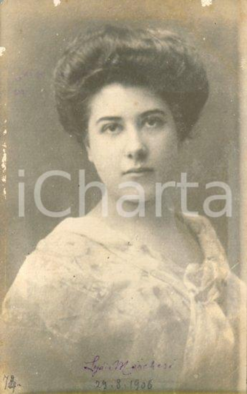 1906 s. l. Lydia MARCHESI - Ritratto in abito bianco *Foto artistica Luigi GREA Fotografia originale d'epoca, in formato cartolina postale.Si tratta di uno scatto realizzato da un fotografo amatoriale, Luigi "Gigi" Grea, funzionario delle ferrovie.Didascalia al recto, autografa del fotografo, e al verso. POOR/danneggiato danni marginali; minima mancanza angolare Formato: 9x14 cm originale e autentica 1