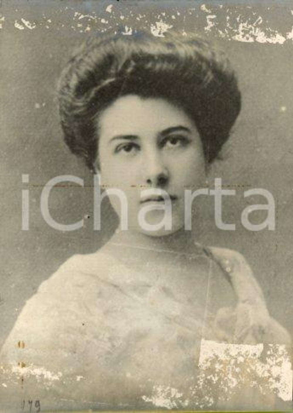 1906 s. l. Lydia MARCHESI - Ritratto *Foto Luigi GREA DANNEGGIATA Fotografia originale d'epoca, in formato cartolina postale.Si tratta di uno scatto realizzato da un fotografo amatoriale, Luigi "Gigi" Grea, funzionario delle ferrovie.Didascalia al recto, autografa del fotografo, e al verso. VERY POOR/gravemente danneggiato abrasioni diffuse; macchia orizzontale; rifilata Formato: 9x12 cm originale e autentica 1