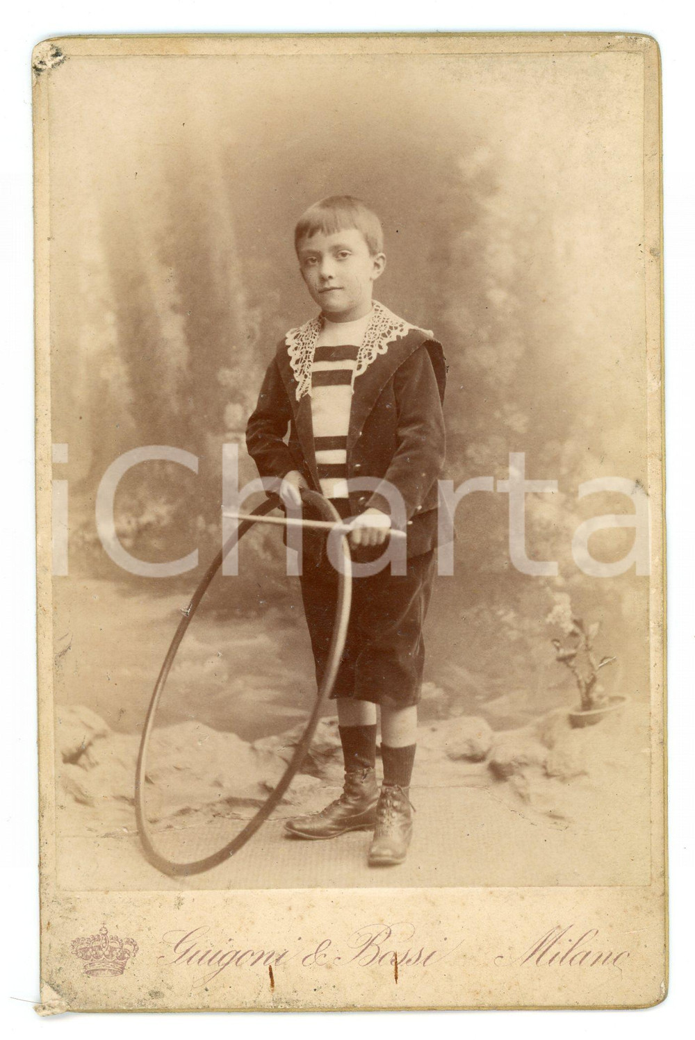 Fotografia d epoca originale 1900 ca MILANO Bambino con gioco del cerchio e bastone  Foto GUIGONI E BOSSI 1
