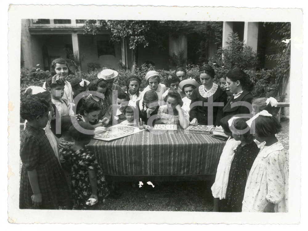 Fotografia d epoca originale 1940 ca MILANO Cioccolata Bruno RAINERI Bimbi giocano a dama e GIOCO DELL OCA 1