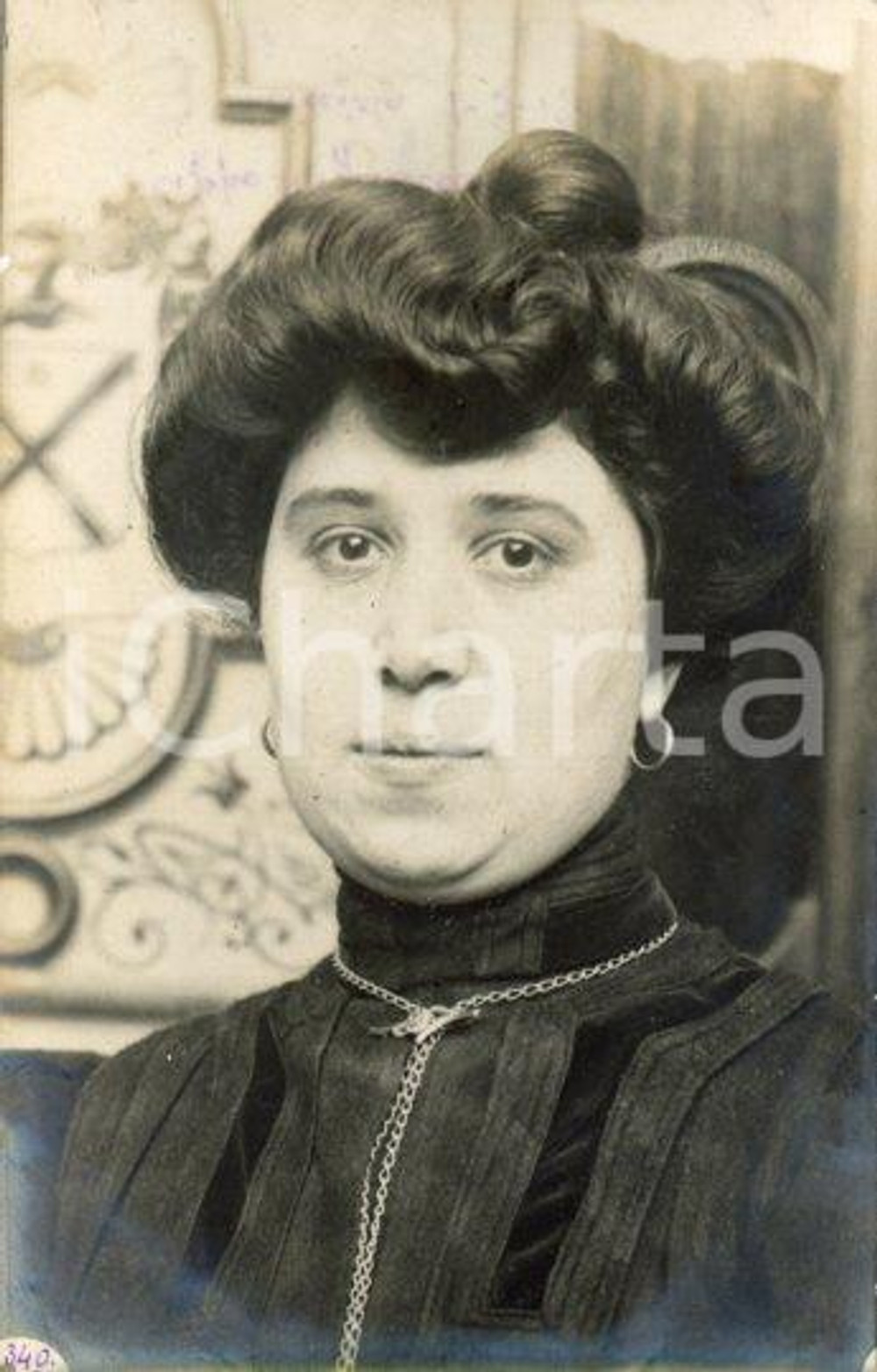 1907 BARBERINO DI MUGELLO Ritratto di ZEMIRA ZANETTI - Fotocartolina Fotografia originale d'epoca, in formato cartolina postale.Si tratta di uno scatto realizzato da un fotografo amatoriale, Luigi "Gigi" Grea, funzionario delle ferrovie. FAIR/discreto aloni marginali; macchie al verso Formato: 9x14 cm originale e autentica 1