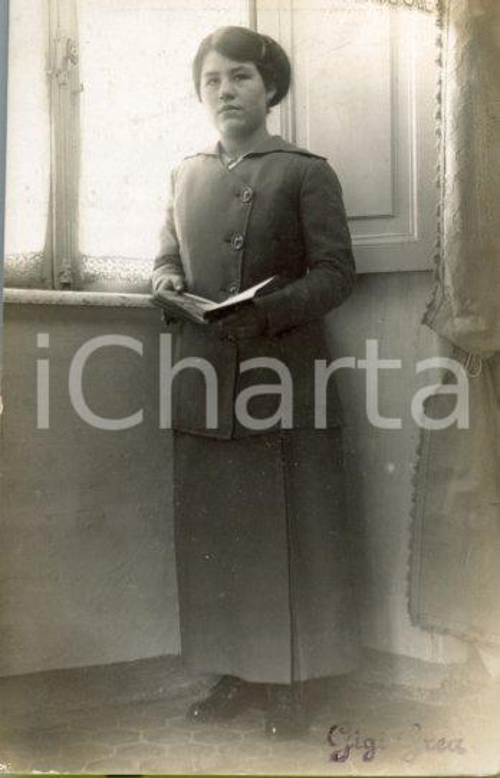 1914 ROMA Luigi GREA Donna alla finestra *Fotocartolina ARTISTICA Fotografia originale d'epoca, in formato cartolina postale.Si tratta di uno scatto realizzato da un fotografo amatoriale, Luigi "Gigi" Grea, funzionario delle ferrovie.Messaggio della donna ritratta ("Antonia") al verso. GOOD/buono  Formato: 9x14 cm originale e autentica 1