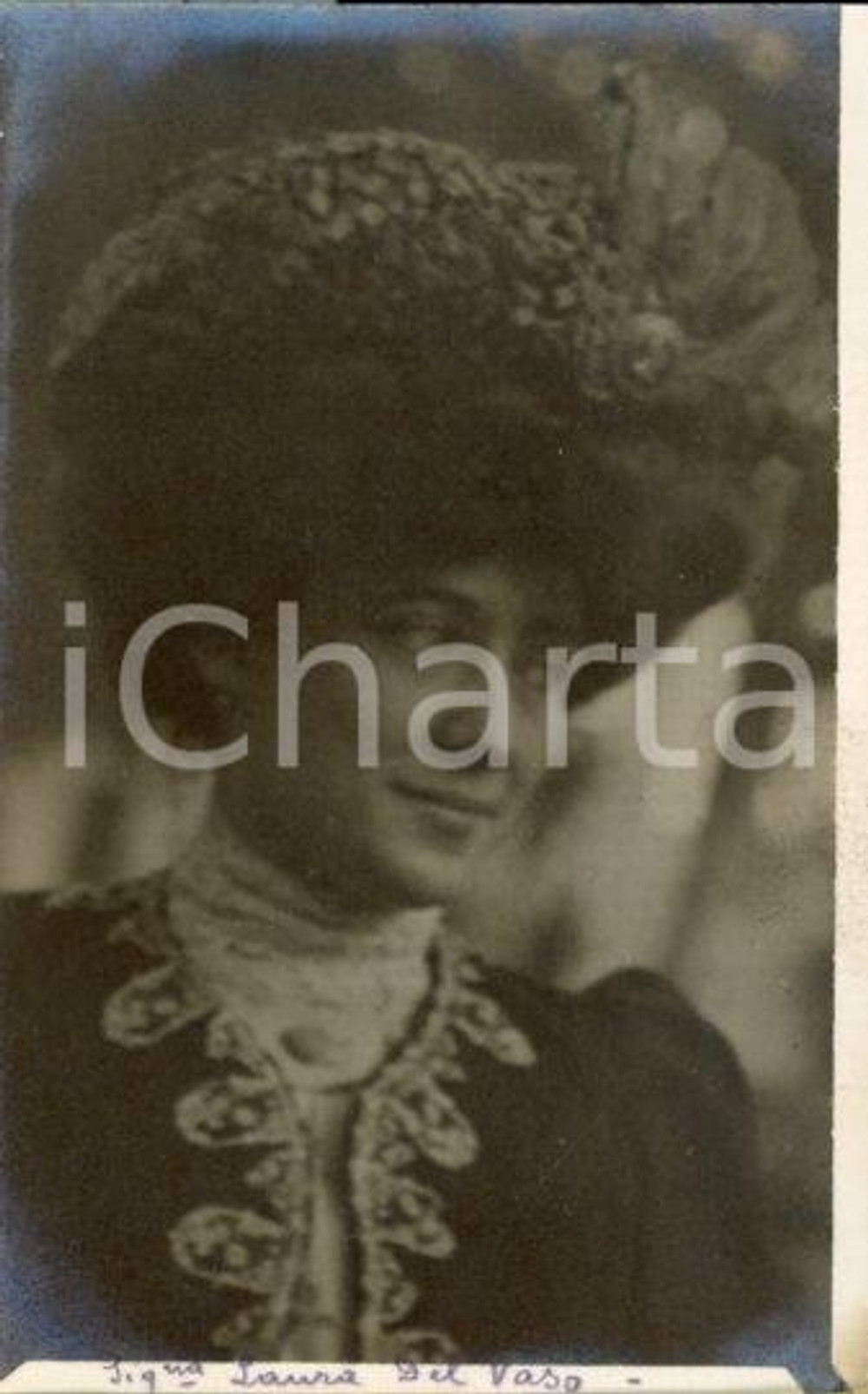 1915 ca s. l. Laura DEL VASO - Ritratto con cappello *Fotocartolina Luigi GREA Fotografia originale d'epoca, in formato cartolina postale.Si tratta di uno scatto realizzato da un fotografo amatoriale, Luigi "Gigi" Grea, funzionario delle ferrovie.Didascalia manoscritta originale al verso, che riporta una data successiva allo scatto. GOOD/buono  Formato: 9x14 cm originale e autentica 1