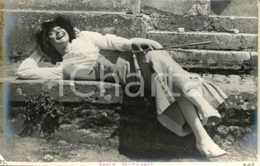 1913 ROMA Giovane donna sdraiata *Fotocartolina ARTISTICA Luigi GREA (1) Fotografia originale d'epoca, in formato cartolina postale.Si tratta di uno scatto realizzato da un fotografo amatoriale, Luigi "Gigi" Grea, funzionario delle ferrovie. FAIR/discreto aloni marginali e piccoli fori da spillatura Formato: 14x9 cm originale e autentica 1