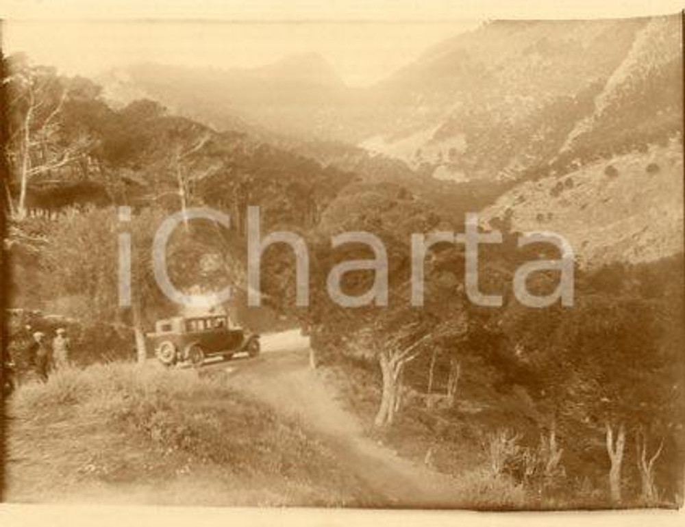 1925 ca ALGERIA ORANO - Autovettura su strada sterrata (2) - Fotografia 11x9 cm Fotografia originale d'epoca.La fotografia proviene da un più vasto album che documenta i viaggi di una famiglia di nove persone attraverso l'Europa, il Nord Africa e il Sud America.La presente fotografia è stata scattata in Algeria, più precisamente nella zona di Orano. Rappresenta un'interessante testimonianza dei viaggi verso luoghi esotici e lontani o verso i principali monumenti dell'Europa dell'epoca. GOOD/buono  Formato: 11x9 cm originale e autentica 1