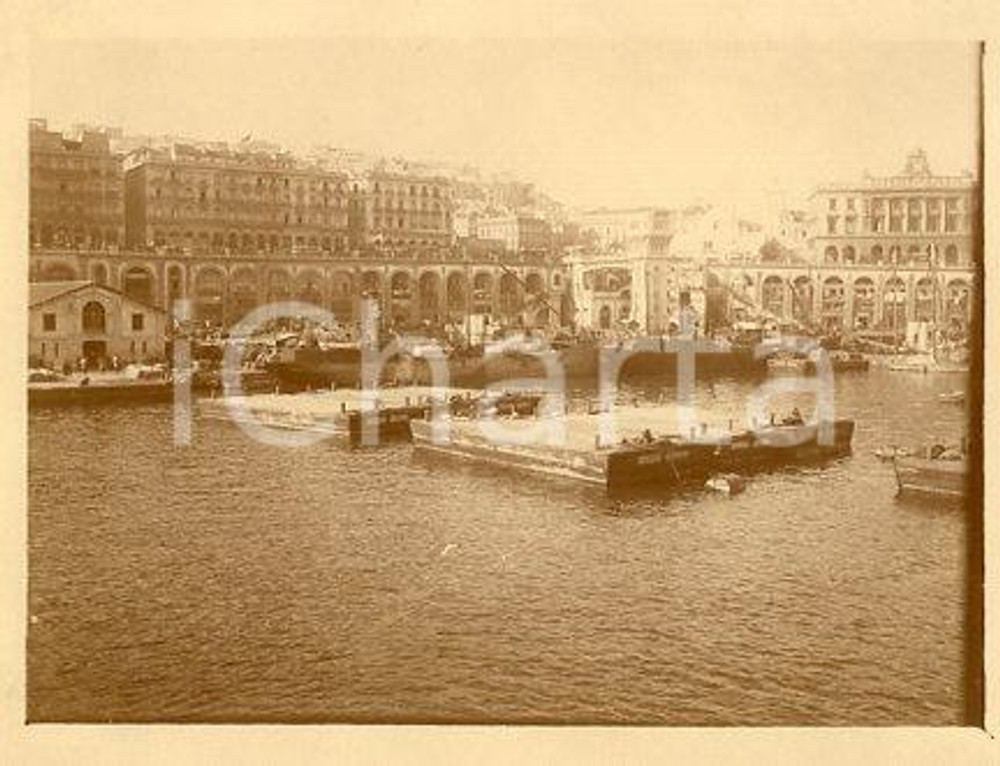 1925 ca ALGERI - Porto e CASBA visti dal mare (2) - Fotografia 11x9 cm Fotografia originale d'epoca.La fotografia proviene da un più vasto album che documenta i viaggi di una famiglia di nove persone attraverso l'Europa, il Nord Africa e il Sud America.La presente fotografia è stata scattata in Algeria, più precisamente nella zona di Algeri. Rappresenta un'interessante testimonianza di viaggi verso luoghi esotici e lontani o verso i principali monumenti dell'Europa dell'epoca. GOOD/buono  Formato: 11x9 cm originale e autentica 1