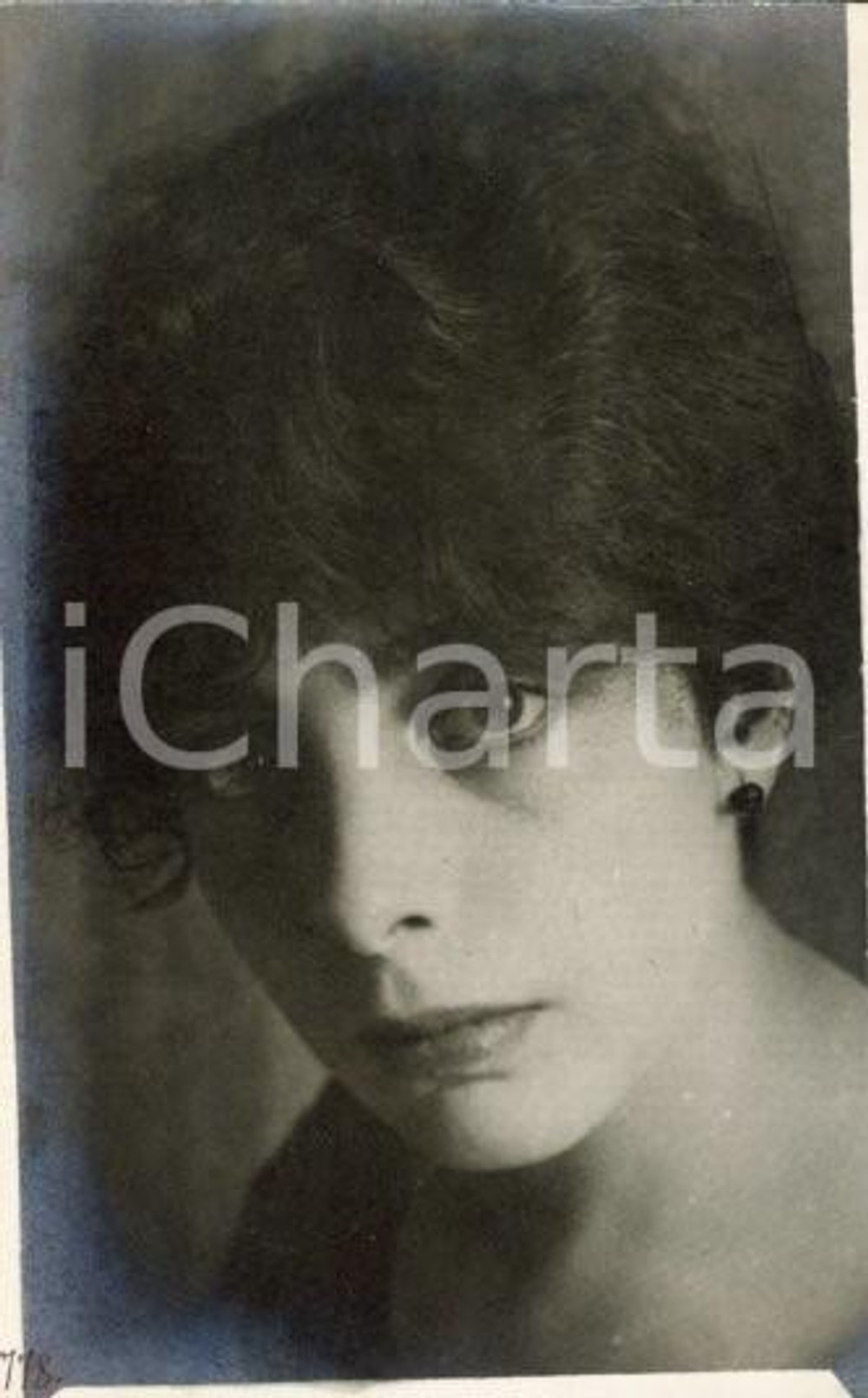 1919 ROMA Lucia ERCOLI vedova CORTI - Ritratto *Foto Luigi GREA (2) Fotografia originale d'epoca, in formato cartolina postale.Si tratta di uno scatto realizzato da un fotografo amatoriale, Luigi "Gigi" Grea, funzionario delle ferrovie.Data al verso. GOOD/buono difetti di stampa Formato: 9x14 cm originale e autentica 1