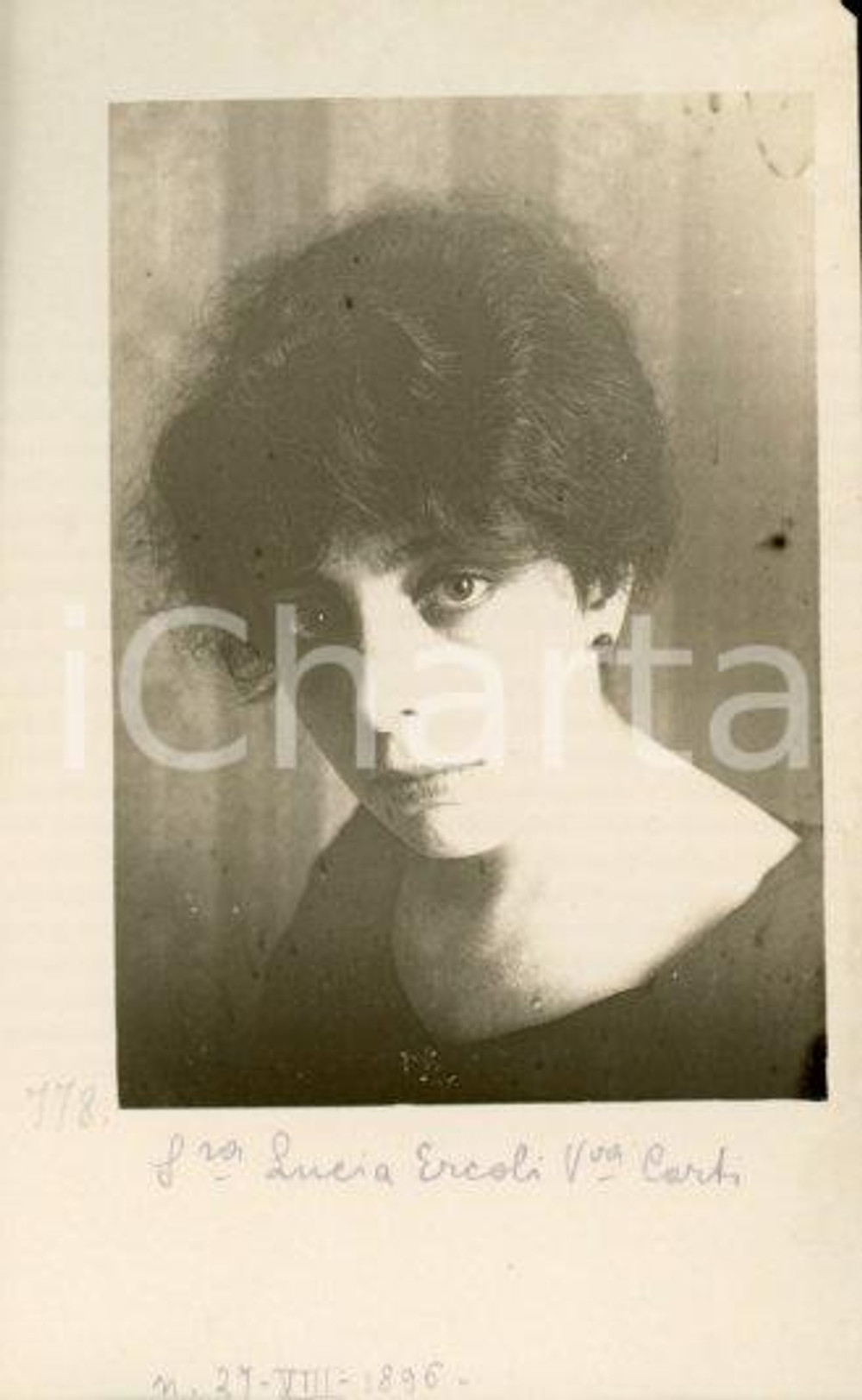 1919 ROMA Lucia ERCOLI vedova CORTI - Ritratto *Foto Luigi GREA (1) Fotografia originale d'epoca, in formato cartolina postale.Si tratta di uno scatto realizzato da un fotografo amatoriale, Luigi "Gigi" Grea, funzionario delle ferrovie.Didascalia al recto e data al verso FAIR/discreto minima mancanza angolare; difetti di stampa Formato: 9x14 cm originale e autentica 1