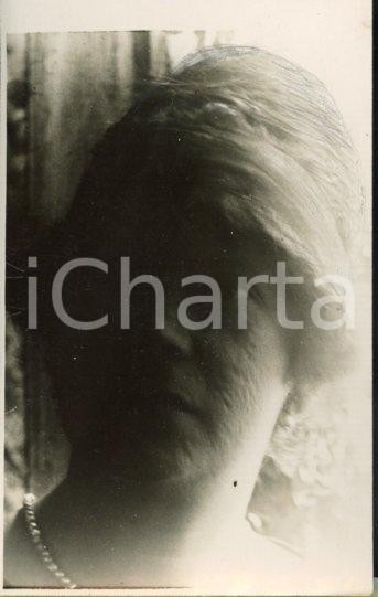 1919 ROMA ? Luigi GREA - Donna con fascia ai capelli (1) *Foto ARTISTICA Fotografia originale d'epoca, in formato cartolina postale.Si tratta di uno scatto realizzato da un fotografo amatoriale, Luigi "Gigi" Grea, funzionario delle ferrovie. FAIR/discreto difetti di stampa Formato: 9x14 cm originale e autentica 1