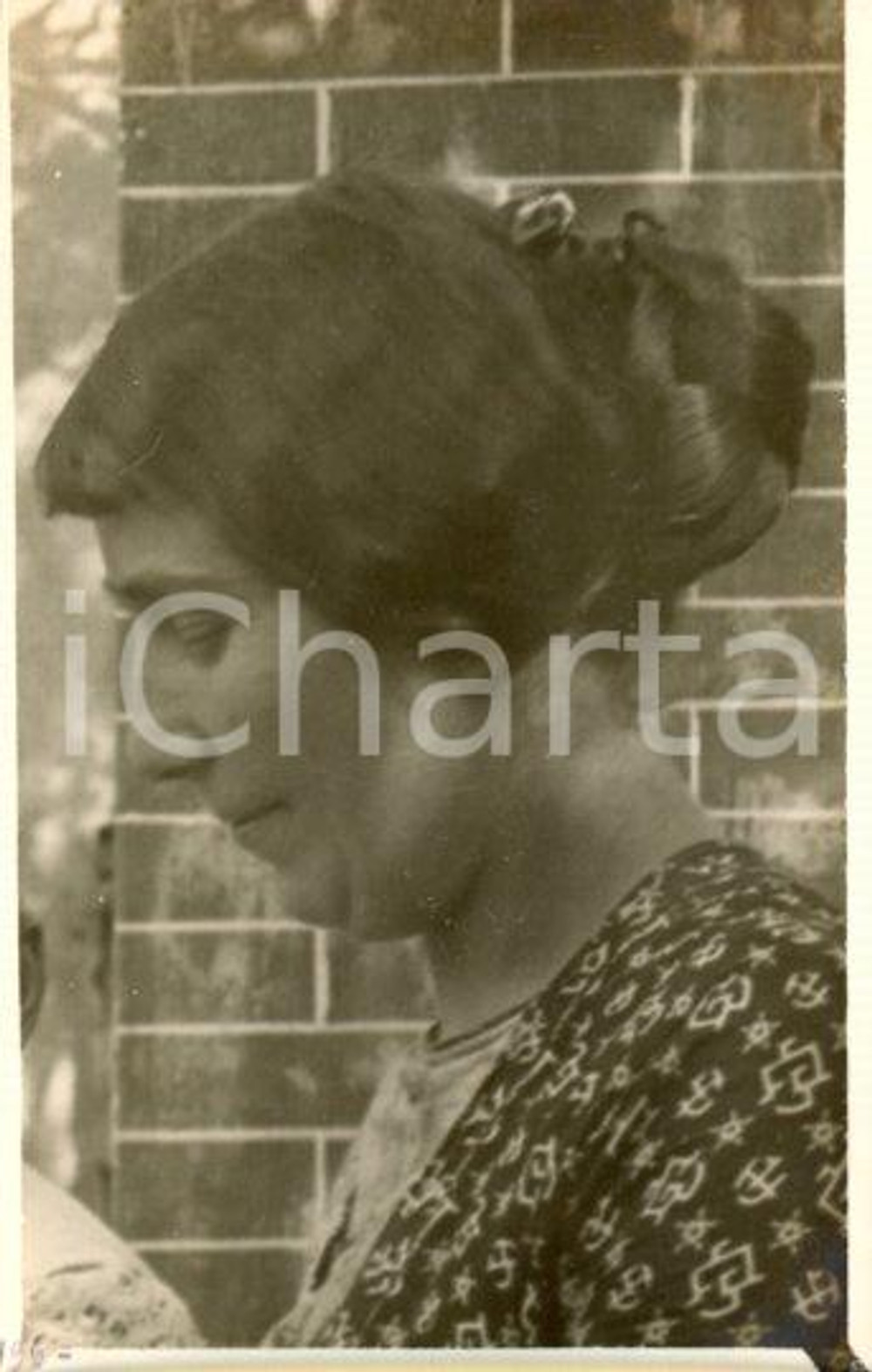 1913 ISOLA D'ASTI - Luigi GREA - Donna di profilo  *Fotocartolina ARTISTICA Fotografia originale d'epoca, in formato cartolina postale.Si tratta di uno scatto realizzato da un fotografo amatoriale, Luigi "Gigi" Grea, funzionario delle ferrovie. GOOD/buono ma difetti di stampa Formato: 9x14 cm originale e autentica 1