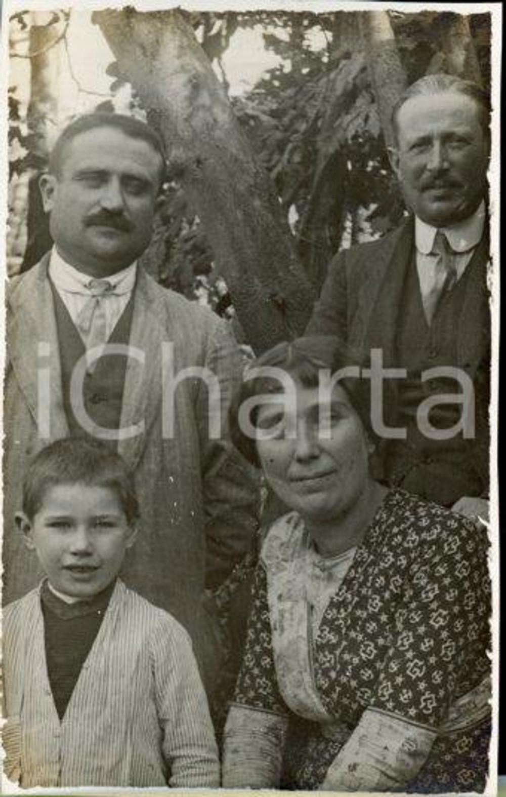1913 ISOLA D'ASTI - Ritratto di famiglia *Fotocartolina Luigi GREA Fotografia originale d'epoca, in formato cartolina postale.Si tratta di uno scatto realizzato da un fotografo amatoriale, Luigi "Gigi" Grea, funzionario delle ferrovie. GOOD/buono  Formato: 9x14 cm originale e autentica 1