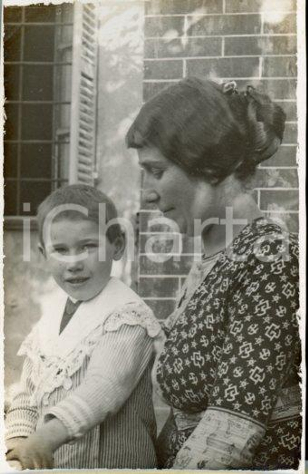1913 ISOLA D'ASTI - Luigi GREA - Ritratto di madre e figlio *Foto ARTISTICA Fotografia originale d'epoca, in formato cartolina postale.Si tratta di uno scatto realizzato da un fotografo amatoriale, Luigi "Gigi" Grea, funzionario delle ferrovie. FAIR/discreto margine rifilato; difetti di stampa Formato: 9x14 cm originale e autentica 1