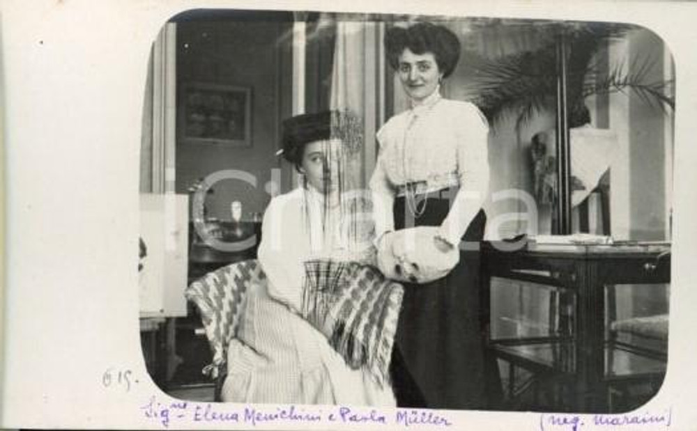 1910 ROMA Elena MENICHINI e Paola MÜLLER a Villa MARAINI *Foto Luigi GREA (1) Fotografia originale d'epoca, in formato cartolina postale.Si tratta di uno scatto realizzato da un fotografo amatoriale, Luigi "Gigi" Grea, funzionario delle ferrovie.Didascalia manoscritta al recto. VERY POOR/gravemente danneggiato macchie al verso; margini lievemente rifilati; evidente difetto di stampa Formato: 14x9 cm originale e autentica 1