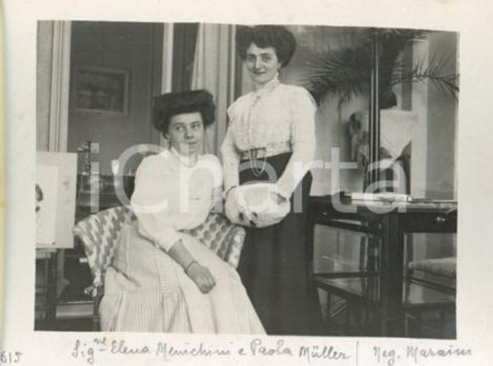 1910 ROMA Elena MENICHINI e Paola MÜLLER a Villa MARAINI *Foto Luigi GREA (2) Fotografia originale d'epoca, in formato cartolina postale.Si tratta di uno scatto realizzato da un fotografo amatoriale, Luigi "Gigi" Grea, funzionario delle ferrovie.Didascalia manoscritta al recto e al verso. GOOD/buono  Formato: 12x9 cm originale e autentica 1