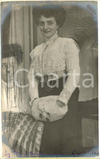1910 ROMA Paola MÜLLER - Ritratto a Villa MARAINI *Foto Luigi GREA Fotografia originale d'epoca, in formato cartolina postale.Si tratta di uno scatto realizzato da un fotografo amatoriale, Luigi "Gigi" Grea, funzionario delle ferrovie.Didascalia manoscritta al recto. POOR/danneggiato difetti di stampa; segni a matita per cancellare la persona a sinistra Formato: 9x14 cm originale e autentica 1
