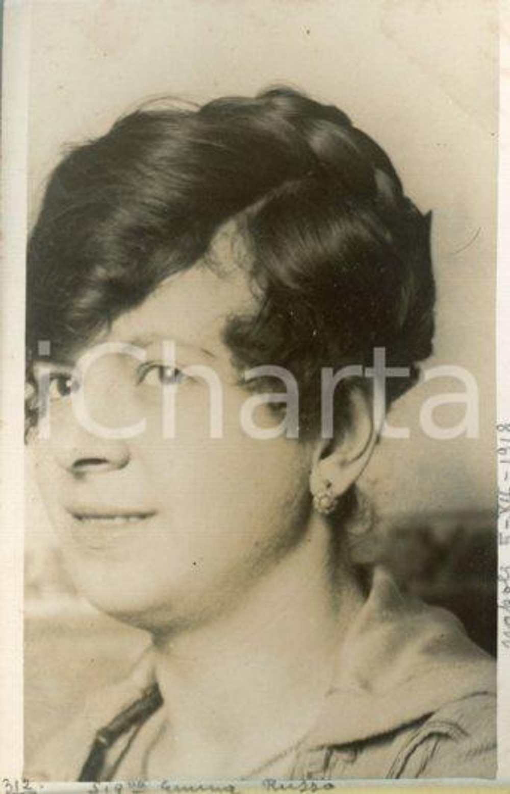 1918 NAPOLI Emma RUSSO - Ritratto di profilo - Fotocartolina Luigi GREA (1) Fotografia originale d'epoca, in formato cartolina postale.Si tratta di uno scatto realizzato da un fotografo amatoriale, Luigi "Gigi" Grea, funzionario delle ferrovie.Didascalia manoscritta al recto. GOOD/buono  Formato: 9x14 cm originale e autentica 1