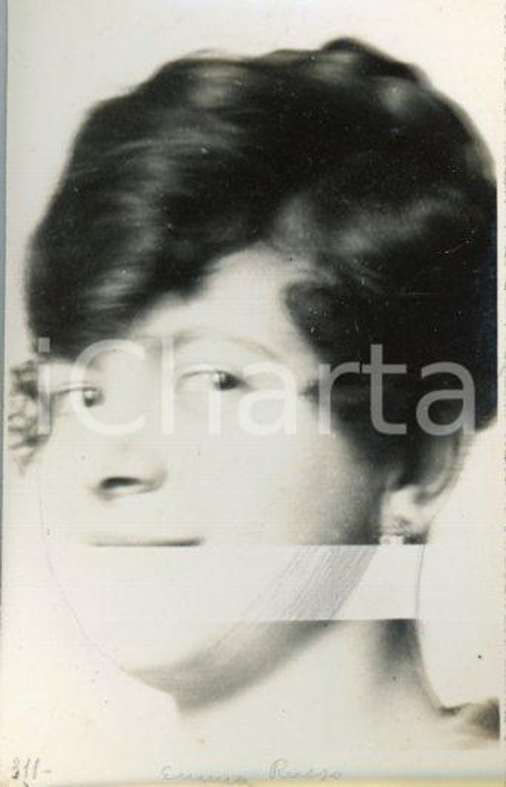 1918 NAPOLI Emma RUSSO - Ritratto di profilo *Fotocartolina Luigi GREA (2) Fotografia originale d'epoca, in formato cartolina postale.Si tratta di uno scatto realizzato da un fotografo amatoriale, Luigi "Gigi" Grea, funzionario delle ferrovie.Didascalia manoscritta al recto. VERY POOR/gravemente danneggiato evidente difetto di stampa e ritocchi manuali Formato: 9x14 cm originale e autentica 1