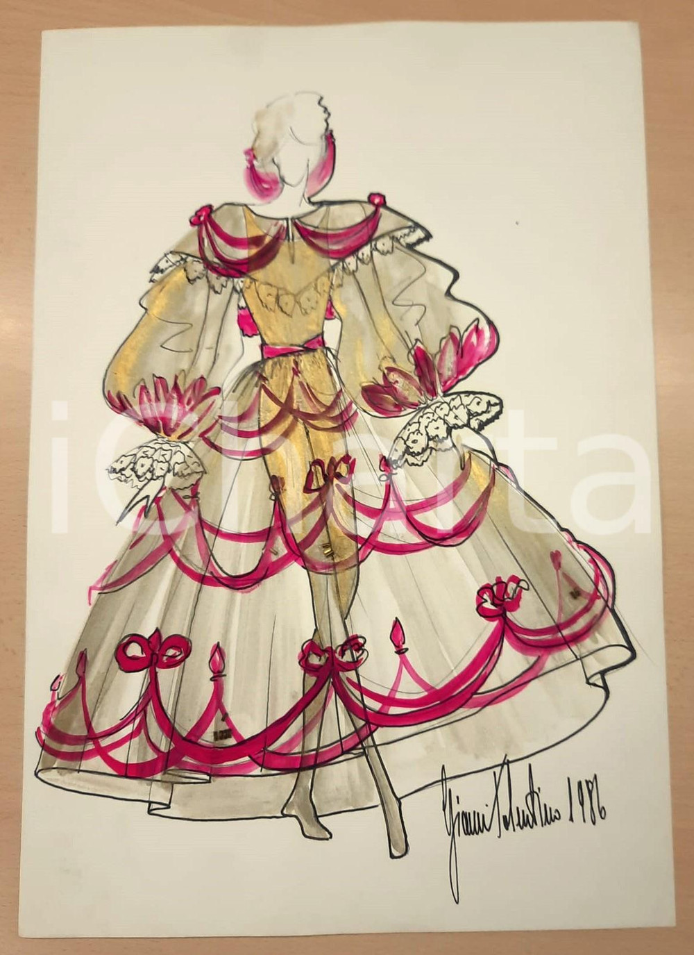 1986 MODA Gianni TOLENTINO - Bozzetto Marchesa di Bruyères *AUTOGRAFO Bozzetto originale, autografo, disegnato e colorato a mano dallo stilista Gianni Tolentino. Sono presenti piccoli inserti dorati solidi.Si tratta del bozzetto per un costume di scena per "Capitan Fracassa".Su carta. GOOD/buono  Formato: 48x33 cm originale e autentica 1