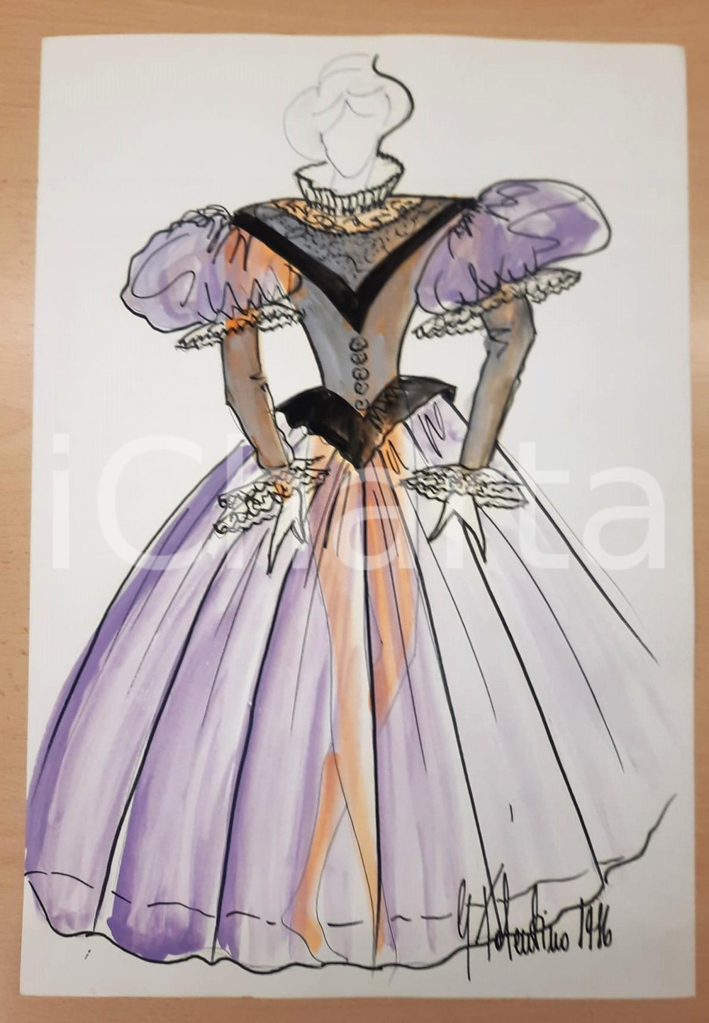1986 MODA Gianni TOLENTINO - Bozzetto Isabella "Capitan Fracassa" *AUTOGRAFO Bozzetto originale, autografo, disegnato e colorato a mano dallo stilista Gianni Tolentino.Si tratta del bozzetto per un costume di scena per "Capitan Fracassa".Su carta. GOOD/buono  Formato: 33x48 cm originale e autentica 1