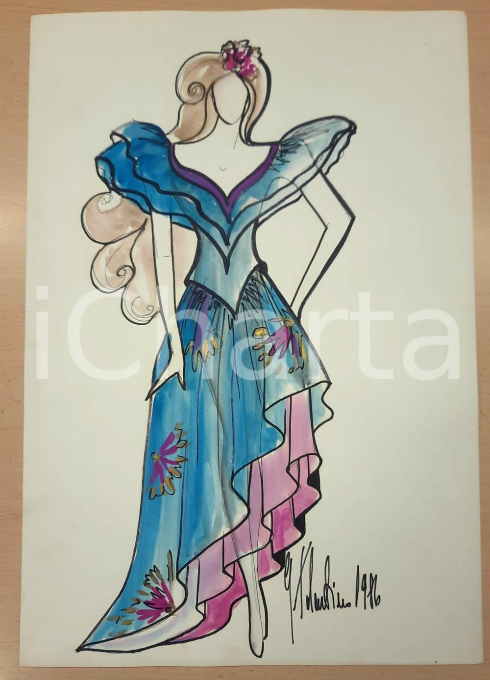 1986 MODA Gianni TOLENTINO - Bozzetto Chiquita "Capitan Fracassa" *AUTOGRAFO Bozzetto originale, autografo, disegnato e colorato a mano dallo stilista Gianni Tolentino.Si tratta del bozzetto per un costume di scena per "Capitan Fracassa".Su carta. GOOD/buono  Formato: 33x48 cm originale e autentica 1