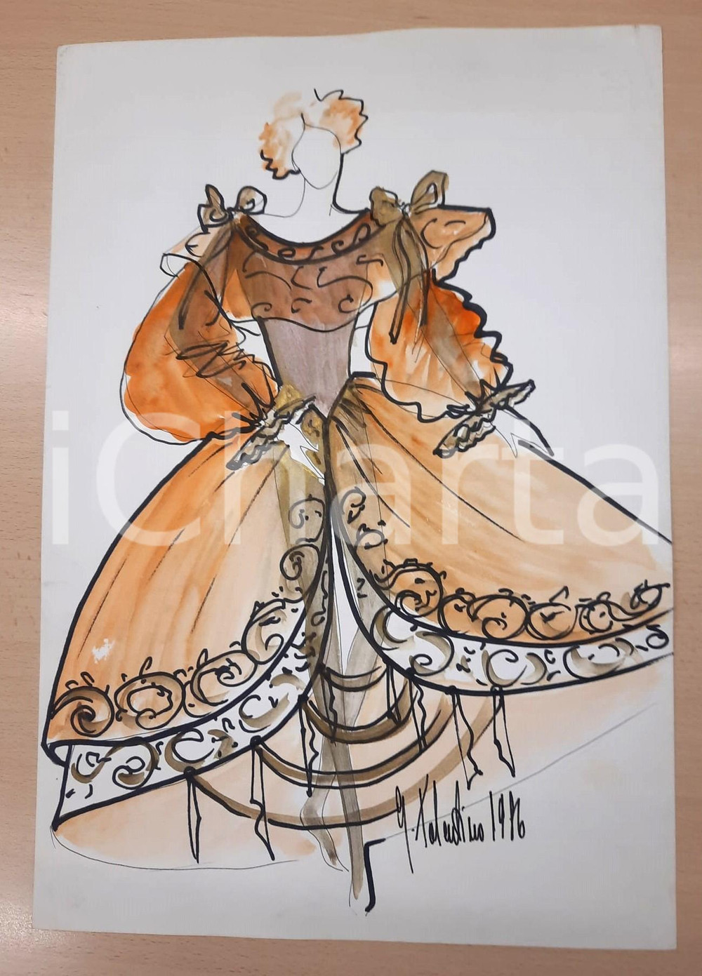 1986 MODA Gianni TOLENTINO - Bozzetto Jolanda "Capitan Fracassa" *AUTOGRAFO Bozzetto originale, autografo, disegnato e colorato a mano dallo stilista Gianni Tolentino.Si tratta del bozzetto per un costume di scena per "Capitan Fracassa".Su carta. GOOD/buono ma lieve piegatura Formato: 33x48 cm originale e autentica 1
