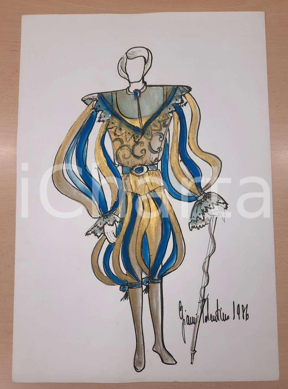 1986 MODA Gianni TOLENTINO - Bozzetto costume Capitan Fracassa *AUTOGRAFO Bozzetto originale, autografo, disegnato e colorato a mano dallo stilista Gianni Tolentino.Si tratta del bozzetto per un costume di scena per "Capitan Fracassa".Su carta. GOOD/buono  Formato: 33x48 cm originale e autentica 1