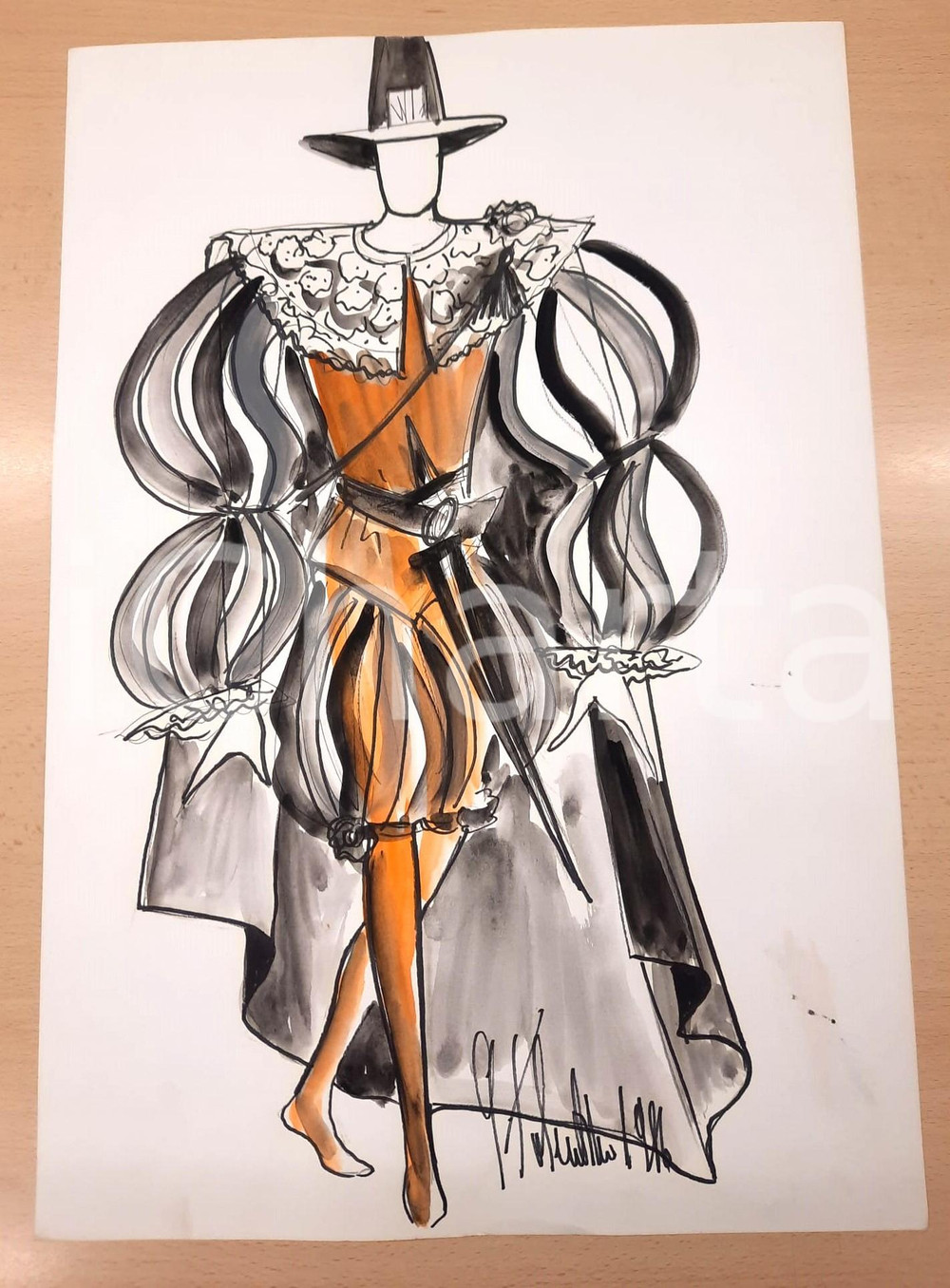 1986 MODA Gianni TOLENTINO - Bozzetto Matamoro "Capitan Fracassa" *AUTOGRAFO Bozzetto originale, autografo, disegnato e colorato a mano dallo stilista Gianni Tolentino.Si tratta del bozzetto per un costume di scena per "Capitan Fracassa".Su carta. GOOD/buono  Formato: 33x48 cm originale e autentica 1