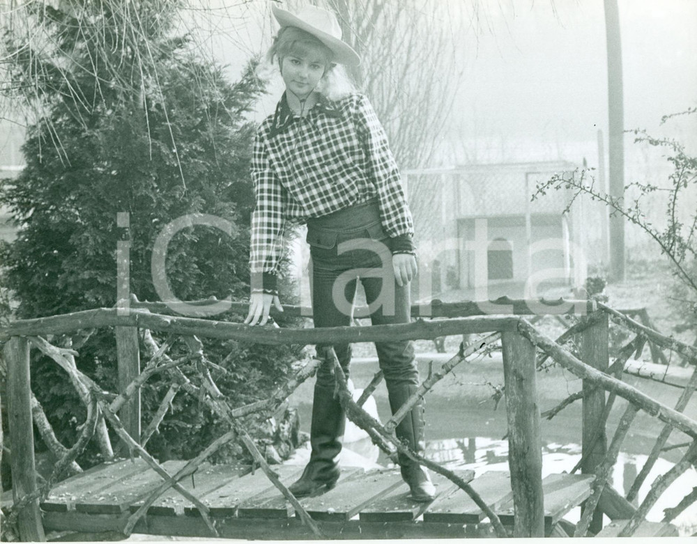 Fotografia d epoca originale 1965 ca USA Mannequin PEGGY cowgirl su ponte di legno Fotografia 2 1