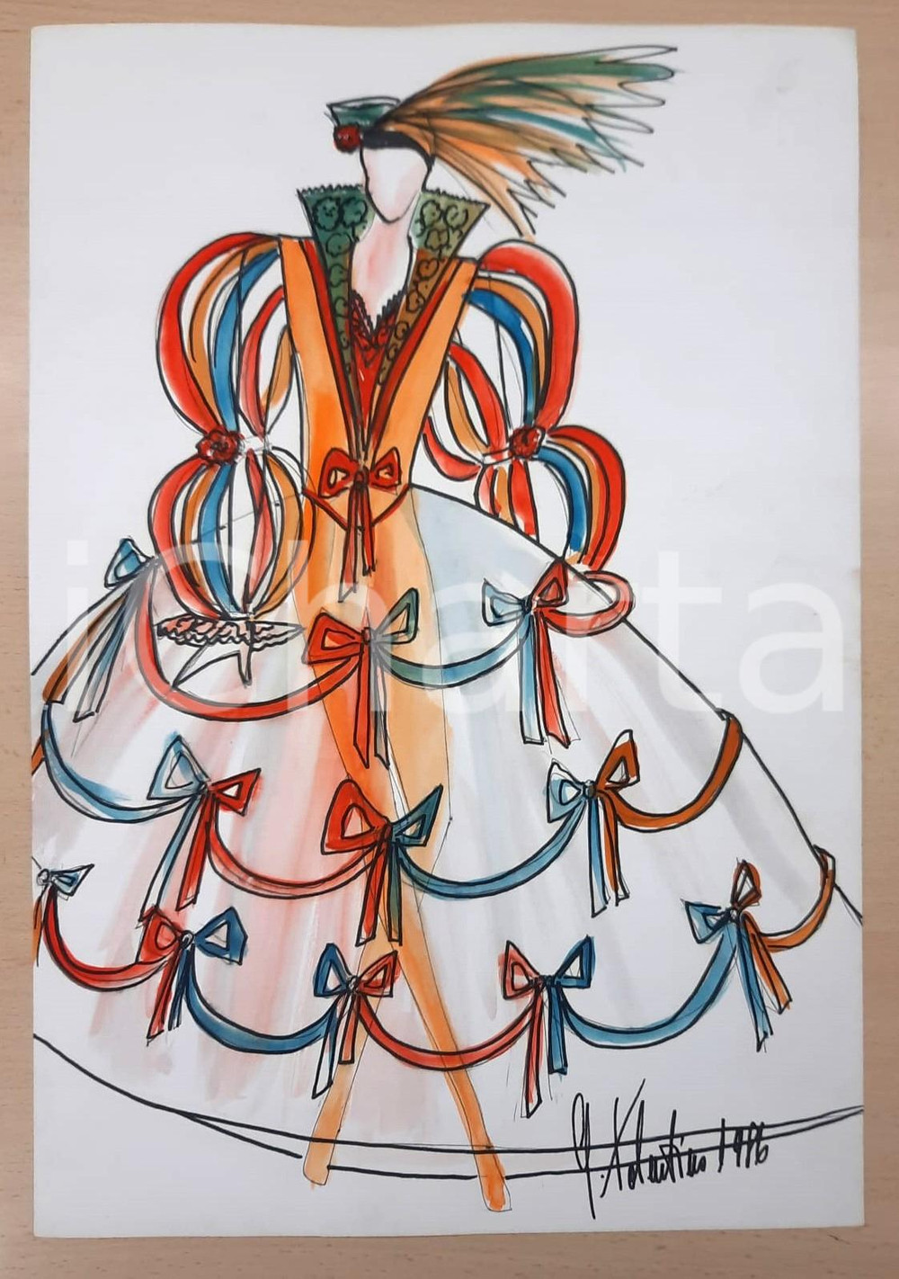 1986 MODA Gianni TOLENTINO - Bozzetto Serafina "Capitan Fracassa" *AUTOGRAFO Bozzetto originale, autografo, disegnato e colorato a mano dallo stilista Gianni Tolentino.Si tratta del bozzetto per un costume di scena per "Capitan Fracassa".Su carta. GOOD/buono  Formato: 33x48 cm originale e autentica 1