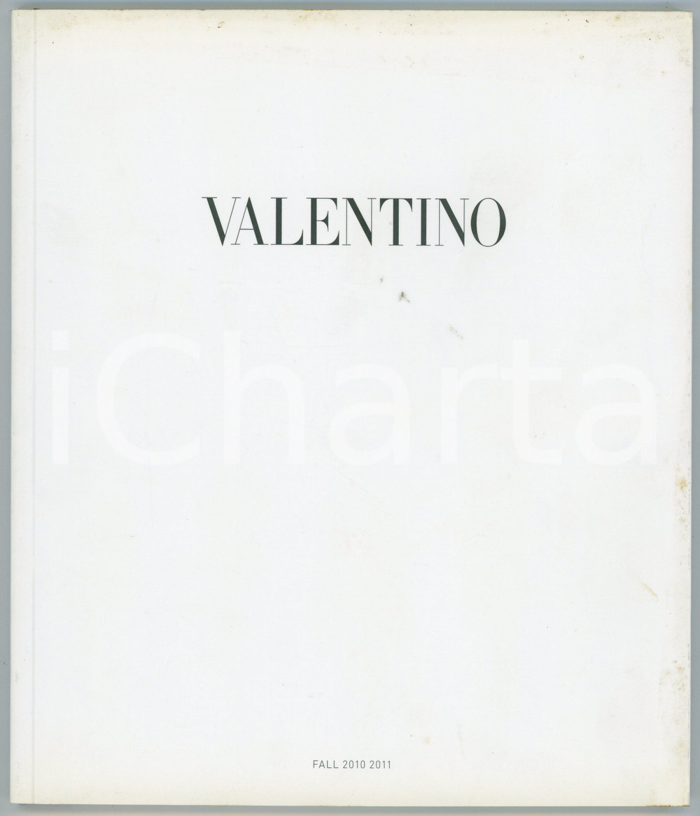 2010 VALENTINO Fall collection 2010-2011 Catalogue Catalogo illustrato.PAGINE: 40 FAIR/discreto Copertina ingiallita ai bordi Formato: 20x23 cm originale e autentica 1