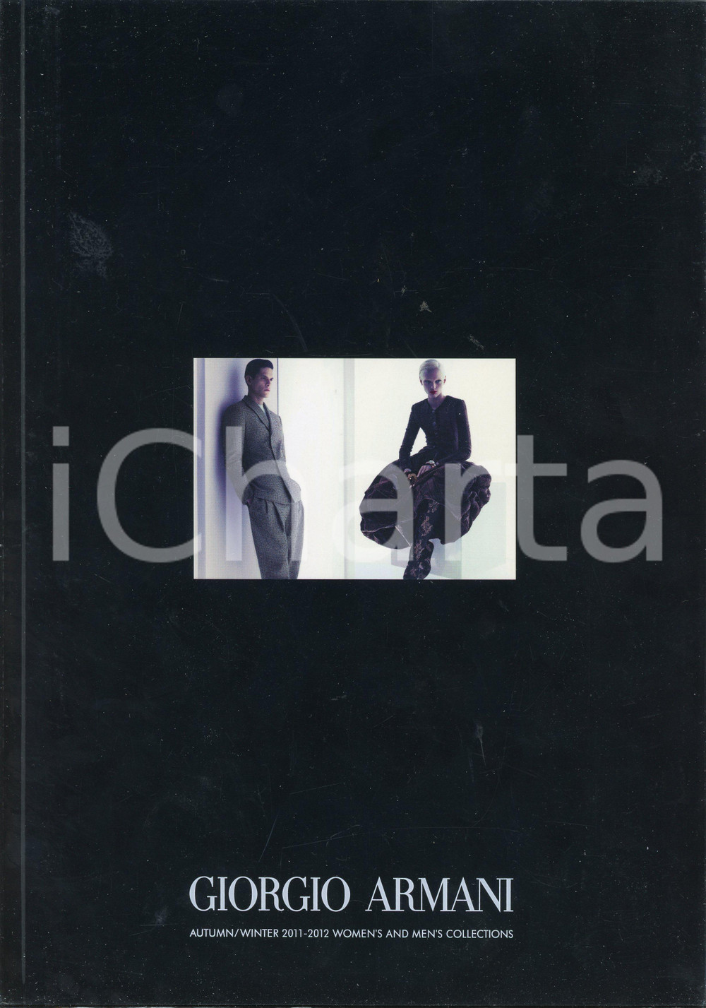 2011-2012 GIORGIO ARMANI Autumn / Winter women's and men's collection Catalogue Catalogo illustrato d'epoca con sovraccoperta in acetato.Con busta originale. PAGINE: 62 FAIR/discreto Lievi ammaccature al margine inferiore della copertina Formato: 21x29 cm originale e autentica 1