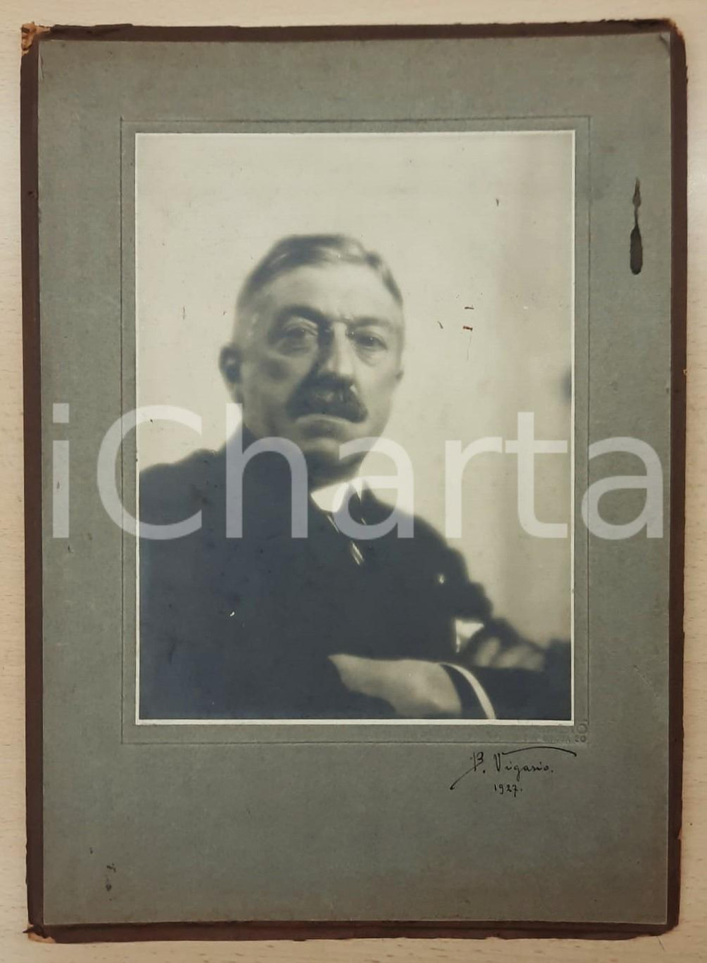 1927 BRESCIA Paolo CHIMERI musicista - Foto Bruno VIGASIO 25x35 cm RARA  Fotografia originale d'epoca, montata su cartoncino rigido.Si tratta di un raro ritratto del musicista e compositore Paolo Chimeri, con firma autografa del fotografo Bruno Vigasio.  FAIR/discreto rosure marginali e lievi macchie Formato: 25x35 cm originale e autentica 1