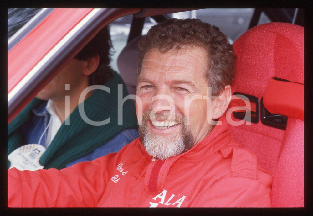 Cino RICCI - ALFA 164 CELEBRITY RACE SAN MARINO GP 1988 35 mm vintage slide Diapositiva d'epoca, in formato 35 mm.CONDIZIONI: GOODE' severamente vietata la riproduzione. Tutti i diritti sono riservati.Nella diapositiva ICharta mette in vendita, sul negozio eBay e in esclusiva sul sito "icharta" il proprio archivio composto da numerose diapositive e negativi fotografici d'epoca, tutti originali e autentici, che attraversano la storia del costume italiano tra gli la fine degli anni Sessanta e Novanta.Si tratta di uno sguardo inedito sull'attualità , la politica, la vita quotidiana, il gossip e la cultura, che fotografa il cambiamento della nazione in quest'ultimo scorcio del XX secolo. Un'occasione unica per il mercato del collezionismo, che vede finalmente disponibile un archivio eccezionale per vastità , tematiche e condizioni, in un settore (il negativo fotografico e la diapositiva) di assoluta novità  e dalle interessanti prospettive di investimento.  GOOD/buono   originale e autentica 1