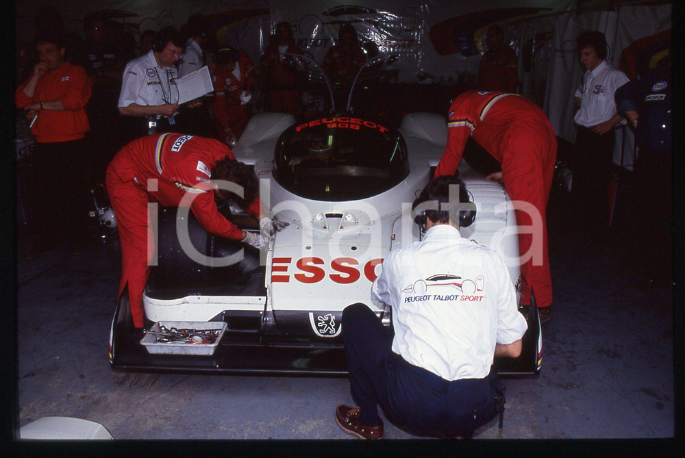 PEUGEOT 905 - ALFA 164 CELEBRITY RACE SAN MARINO GP 1988 35 mm vintage slide Diapositiva d'epoca, in formato 35 mm.CONDIZIONI: GOODE' severamente vietata la riproduzione. Tutti i diritti sono riservati.Nella diapositiva ICharta mette in vendita, sul negozio eBay e in esclusiva sul sito "icharta" il proprio archivio composto da numerose diapositive e negativi fotografici d'epoca, tutti originali e autentici, che attraversano la storia del costume italiano tra gli la fine degli anni Sessanta e Novanta.Si tratta di uno sguardo inedito sull'attualità , la politica, la vita quotidiana, il gossip e la cultura, che fotografa il cambiamento della nazione in quest'ultimo scorcio del XX secolo. Un'occasione unica per il mercato del collezionismo, che vede finalmente disponibile un archivio eccezionale per vastità , tematiche e condizioni, in un settore (il negativo fotografico e la diapositiva) di assoluta novità  e dalle interessanti prospettive di investimento.  GOOD/buono   originale e autentica 1