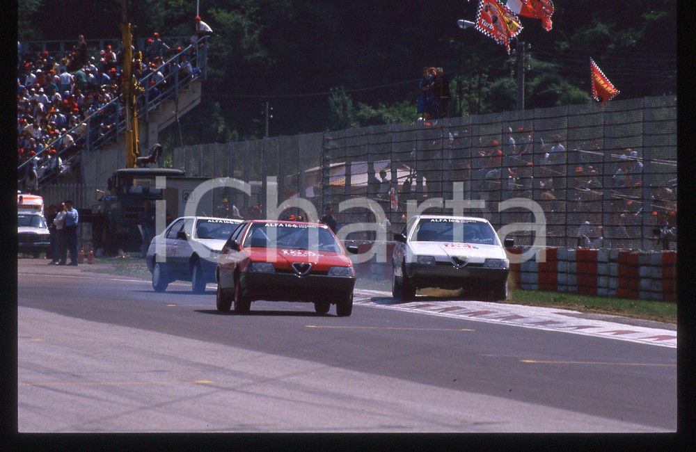 ALFA 164 CELEBRITY RACE SAN MARINO GP 1988 35 mm vintage slide Diapositiva d'epoca, in formato 35 mm.CONDIZIONI: GOODE' severamente vietata la riproduzione. Tutti i diritti sono riservati.Nella diapositiva ICharta mette in vendita, sul negozio eBay e in esclusiva sul sito "icharta" il proprio archivio composto da numerose diapositive e negativi fotografici d'epoca, tutti originali e autentici, che attraversano la storia del costume italiano tra gli la fine degli anni Sessanta e Novanta.Si tratta di uno sguardo inedito sull'attualità , la politica, la vita quotidiana, il gossip e la cultura, che fotografa il cambiamento della nazione in quest'ultimo scorcio del XX secolo. Un'occasione unica per il mercato del collezionismo, che vede finalmente disponibile un archivio eccezionale per vastità , tematiche e condizioni, in un settore (il negativo fotografico e la diapositiva) di assoluta novità  e dalle interessanti prospettive di investimento.  GOOD/buono   originale e autentica 1