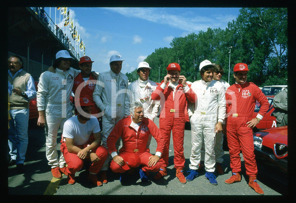 Massimo BOLDI ALFA 164 CELEBRITY RACE SAN MARINO GP 1988 35 mm vintage slide 2 Nella diapositiva sono inoltre presenti Adriano Panatta Ermanno Ronchi Gustav Thoni Nino Benvenuti Bernard Gstrein e Nicola Pietrangeli.Diapositiva d'epoca, in formato 35 mm.CONDIZIONI: GOODE' severamente vietata la riproduzione. Tutti i diritti sono riservati.Nella diapositiva ICharta mette in vendita, sul negozio eBay e in esclusiva sul sito "icharta" il proprio archivio composto da numerose diapositive e negativi fotografici d'epoca, tutti originali e autentici, che attraversano la storia del costume italiano tra gli la fine degli anni Sessanta e Novanta.Si tratta di uno sguardo inedito sull'attualità , la politica, la vita quotidiana, il gossip e la cultura, che fotografa il cambiamento della nazione in quest'ultimo scorcio del XX secolo. Un'occasione unica per il mercato del collezionismo, che vede finalmente disponibile un archivio eccezionale per vastità , tematiche e condizioni, in un settore (il negativo fotografico e la diapositiva) di assoluta novità e dalle interessanti prospettive di investimento.  GOOD/buono   originale e autentica 1