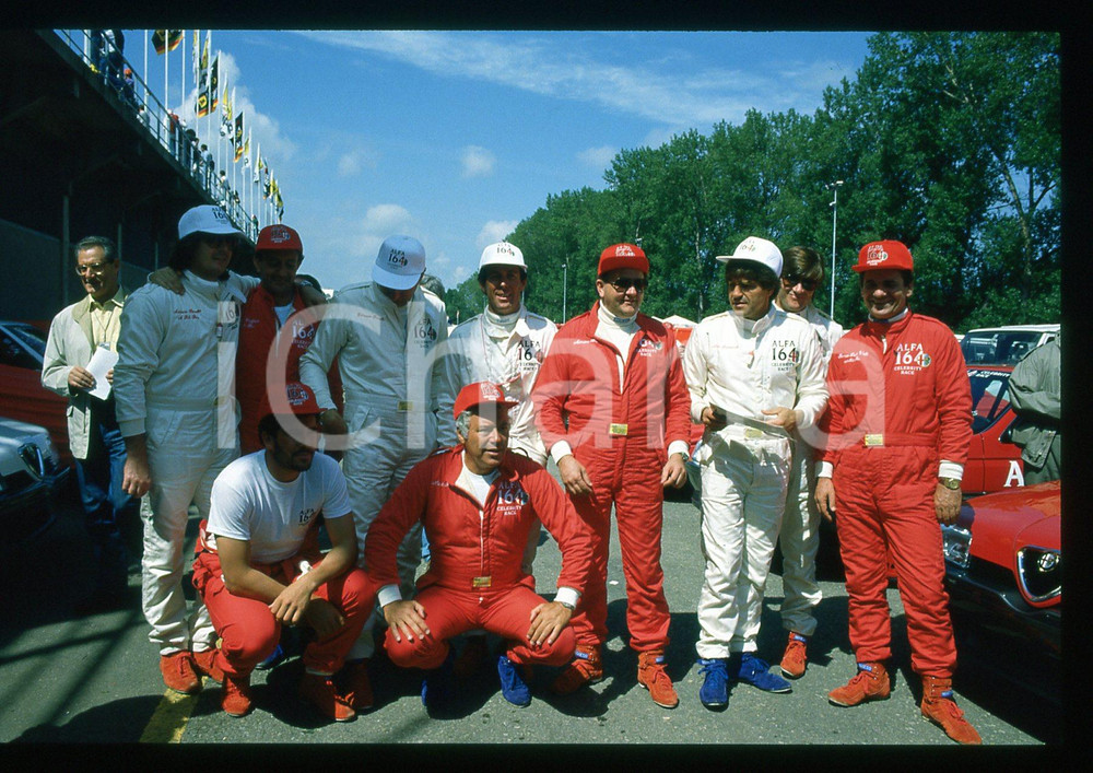 Massimo BOLDI ALFA 164 CELEBRITY RACE SAN MARINO GP 1988 35 mm vintage slide 4 Nella diapositiva sono inoltre presenti Adriano Panatta Ermanno Ronchi Gustav Thoni Nino Benvenuti Bernard Gstrein e Nicola Pietrangeli.Diapositiva d'epoca, in formato 35 mm.CONDIZIONI: GOODE' severamente vietata la riproduzione. Tutti i diritti sono riservati.Nella diapositiva ICharta mette in vendita, sul negozio eBay e in esclusiva sul sito "icharta" il proprio archivio composto da numerose diapositive e negativi fotografici d'epoca, tutti originali e autentici, che attraversano la storia del costume italiano tra gli la fine degli anni Sessanta e Novanta.Si tratta di uno sguardo inedito sull'attualità , la politica, la vita quotidiana, il gossip e la cultura, che fotografa il cambiamento della nazione in quest'ultimo scorcio del XX secolo. Un'occasione unica per il mercato del collezionismo, che vede finalmente disponibile un archivio eccezionale per vastità , tematiche e condizioni, in un settore (il negativo fotografico e la diapositiva) di assoluta novità e dalle interessanti prospettive di investimento.  GOOD/buono   originale e autentica 1
