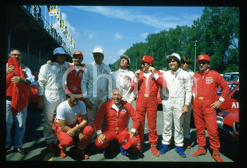 Massimo BOLDI ALFA 164 CELEBRITY RACE SAN MARINO GP 1988 35 mm vintage slide 5 Nella diapositiva sono inoltre presenti Adriano Panatta Ermanno Ronchi Gustav Thoni Nino Benvenuti Bernard Gstrein e Nicola Pietrangeli.Diapositiva d'epoca, in formato 35 mm.CONDIZIONI: GOODE' severamente vietata la riproduzione. Tutti i diritti sono riservati.Nella diapositiva ICharta mette in vendita, sul negozio eBay e in esclusiva sul sito "icharta" il proprio archivio composto da numerose diapositive e negativi fotografici d'epoca, tutti originali e autentici, che attraversano la storia del costume italiano tra gli la fine degli anni Sessanta e Novanta.Si tratta di uno sguardo inedito sull'attualità , la politica, la vita quotidiana, il gossip e la cultura, che fotografa il cambiamento della nazione in quest'ultimo scorcio del XX secolo. Un'occasione unica per il mercato del collezionismo, che vede finalmente disponibile un archivio eccezionale per vastità , tematiche e condizioni, in un settore (il negativo fotografico e la diapositiva) di assoluta novità e dalle interessanti prospettive di investimento.  GOOD/buono   originale e autentica 1