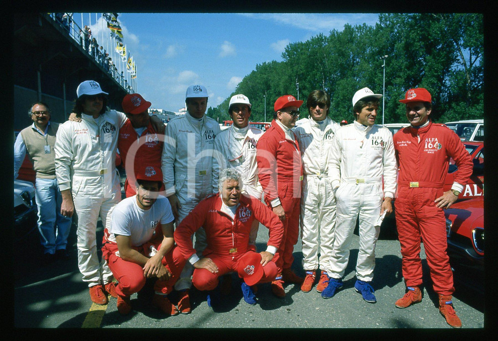 Massimo BOLDI ALFA 164 CELEBRITY RACE SAN MARINO GP 1988 35 mm vintage slide 6 Nella diapositiva sono inoltre presenti Adriano Panatta Ermanno Ronchi Gustav Thoni Nino Benvenuti Bernard Gstrein e Nicola Pietrangeli.Diapositiva d'epoca, in formato 35 mm.CONDIZIONI: GOODE' severamente vietata la riproduzione. Tutti i diritti sono riservati.Nella diapositiva ICharta mette in vendita, sul negozio eBay e in esclusiva sul sito "icharta" il proprio archivio composto da numerose diapositive e negativi fotografici d'epoca, tutti originali e autentici, che attraversano la storia del costume italiano tra gli la fine degli anni Sessanta e Novanta.Si tratta di uno sguardo inedito sull'attualità , la politica, la vita quotidiana, il gossip e la cultura, che fotografa il cambiamento della nazione in quest'ultimo scorcio del XX secolo. Un'occasione unica per il mercato del collezionismo, che vede finalmente disponibile un archivio eccezionale per vastità , tematiche e condizioni, in un settore (il negativo fotografico e la diapositiva) di assoluta novità e dalle interessanti prospettive di investimento.  GOOD/buono   originale e autentica 1