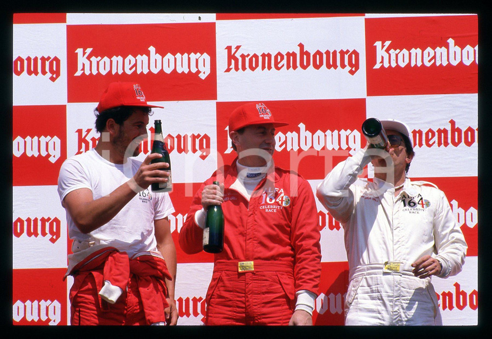 Bernard GSTREIN Peter COLLINS Carlo BONOMI ALFA 164 1988 35 mm vintage slide 4 Diapositiva d'epoca, in formato 35 mm.CONDIZIONI: GOODE' severamente vietata la riproduzione. Tutti i diritti sono riservati.Nella diapositiva ICharta mette in vendita, sul negozio eBay e in esclusiva sul sito "icharta" il proprio archivio composto da numerose diapositive e negativi fotografici d'epoca, tutti originali e autentici, che attraversano la storia del costume italiano tra gli la fine degli anni Sessanta e Novanta.Si tratta di uno sguardo inedito sull'attualità , la politica, la vita quotidiana, il gossip e la cultura, che fotografa il cambiamento della nazione in quest'ultimo scorcio del XX secolo. Un'occasione unica per il mercato del collezionismo, che vede finalmente disponibile un archivio eccezionale per vastità , tematiche e condizioni, in un settore (il negativo fotografico e la diapositiva) di assoluta novità  e dalle interessanti prospettive di investimento.  GOOD/buono   originale e autentica 1